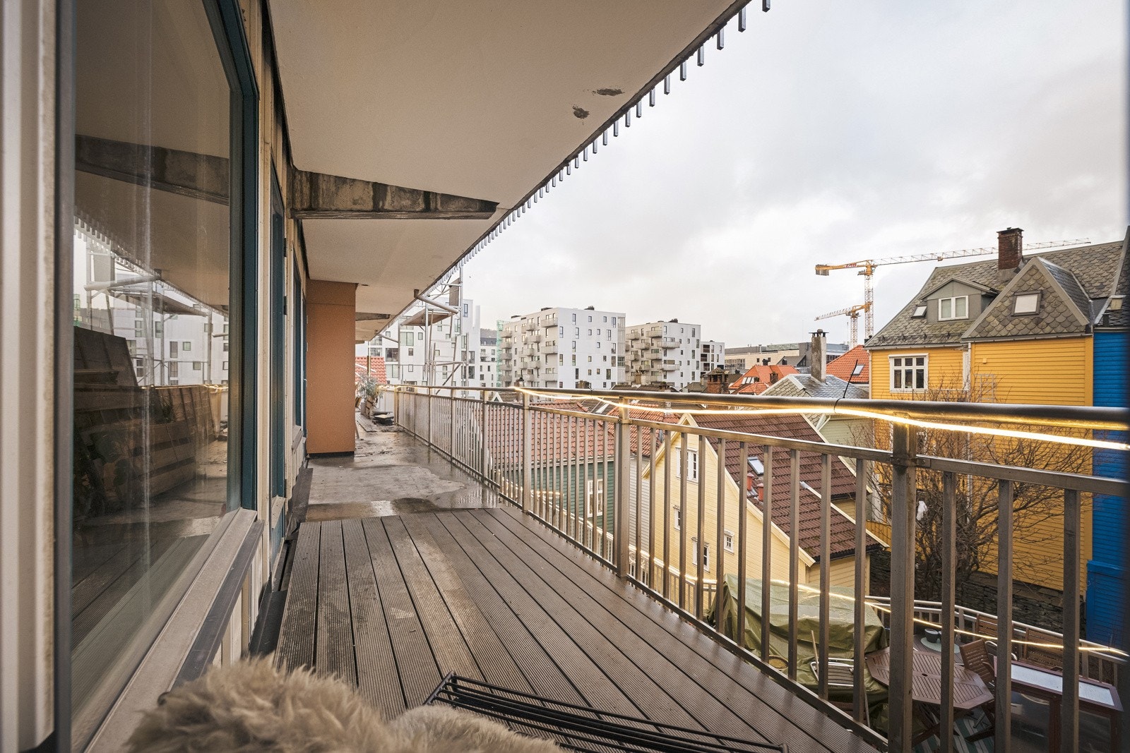 - Fra stuen er det utgang til en kjekk altan på ca. 6 m². Det vil settes opp skillevegg mellom denne leiligheten og naboleilighetene, som gir en mer skjermet uteplass - Galleribilde