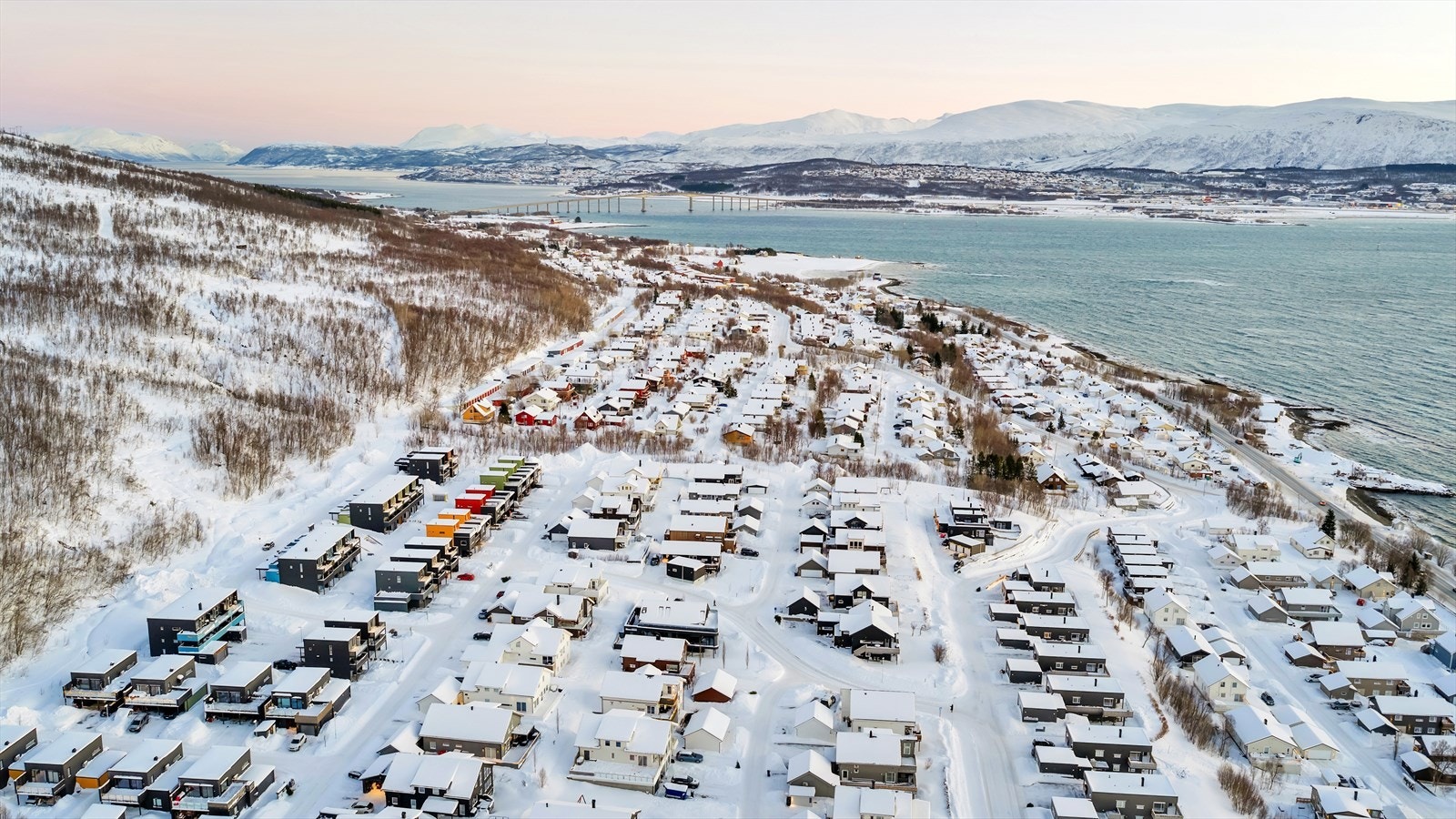 Boligen ligger i et populært boligområde på Kvaløya, med Tromsøya kun en kort kjøretur unna. Galleribilde