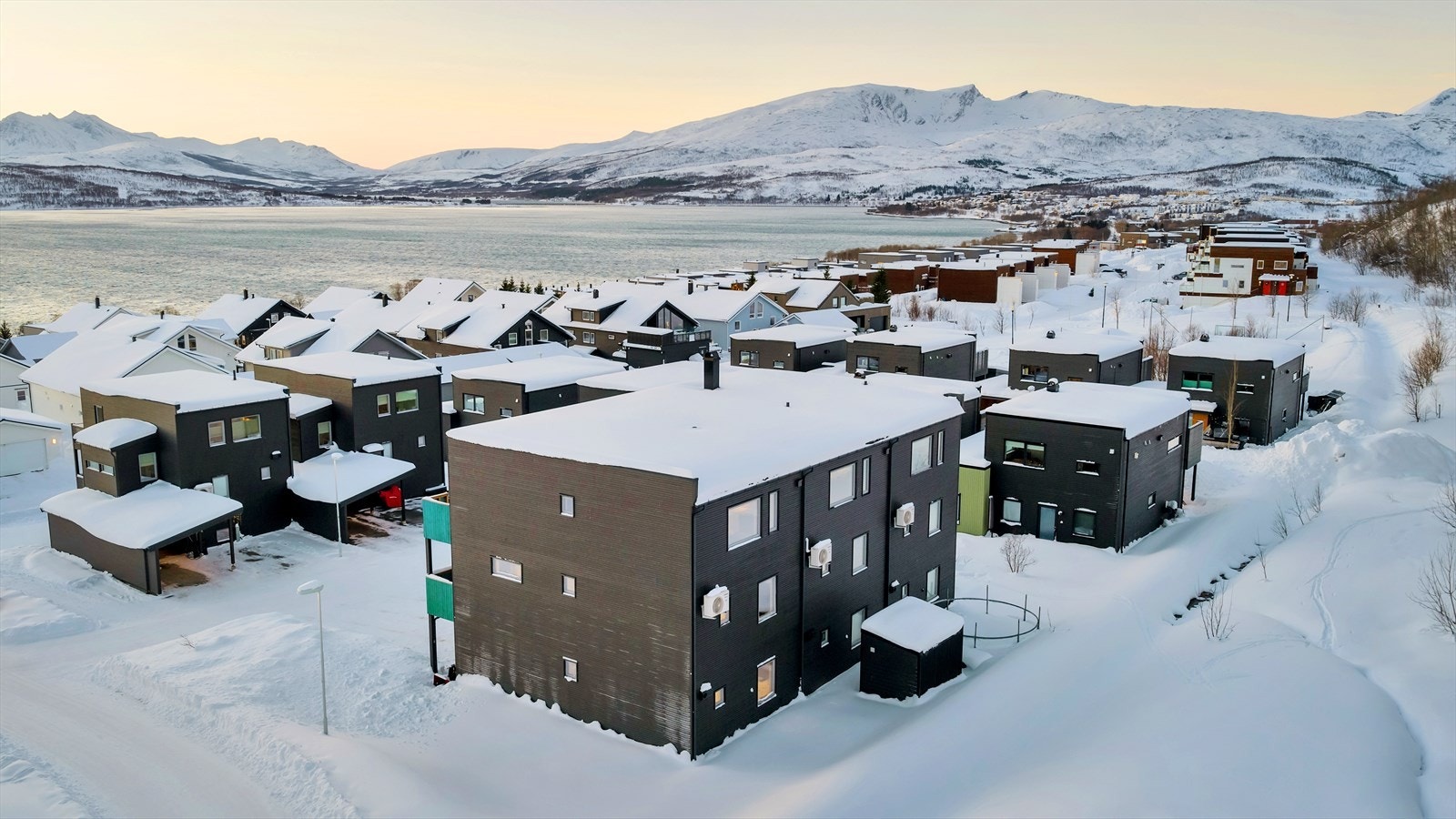 Boligen ligger meget gunstig til på øverste rekke i et svært familievennlig nabolag. Galleribilde