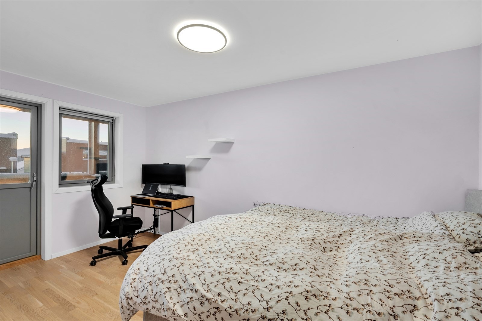 Soverom 3 - God plass til stor seng og annet ønsket møblement. Galleribilde