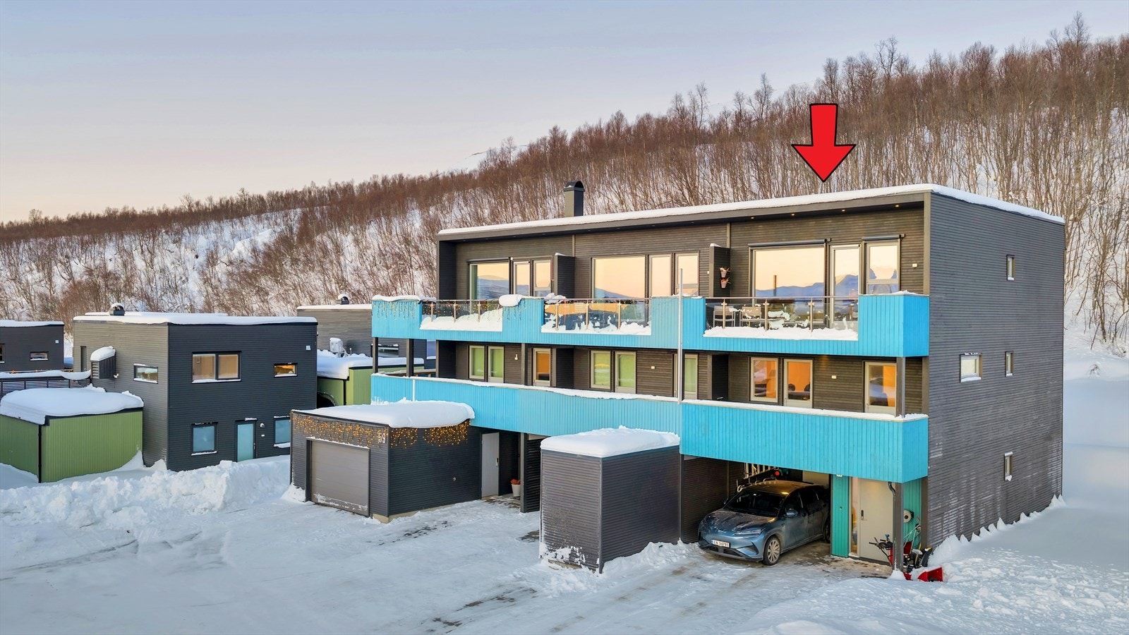 Flott beliggenhet i enden av rekken, med god parkeringsplass både i carport og på tomt. Galleribilde