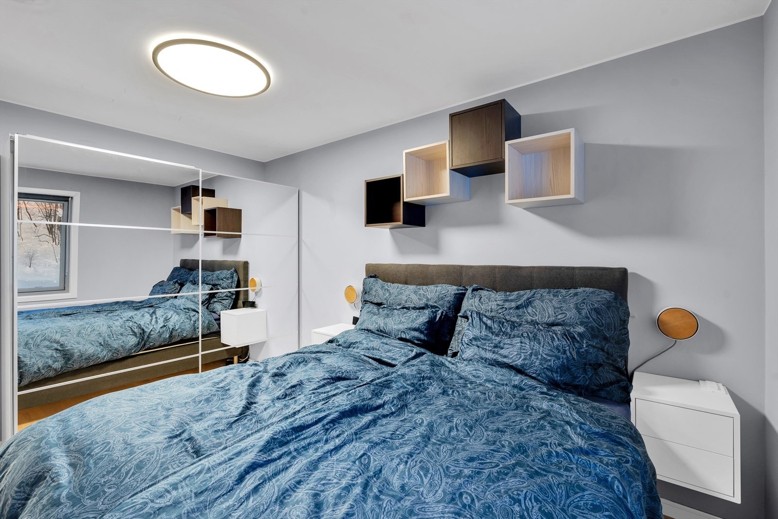 Soverommet er innredet med en praktisk og romslig skyvedørsgarderobe. Galleribilde