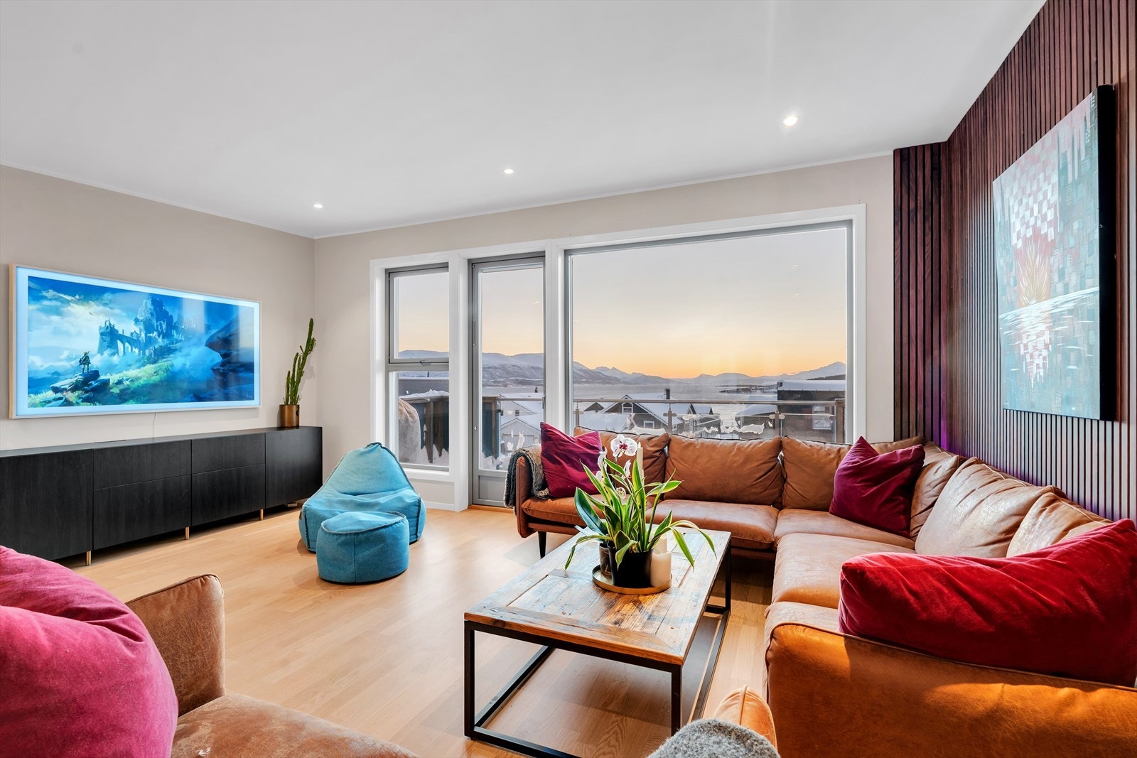 Store vindusflater fyller stuen med naturlig lys, og sikrer en trivelig og innbydende atmosfære. Galleribilde