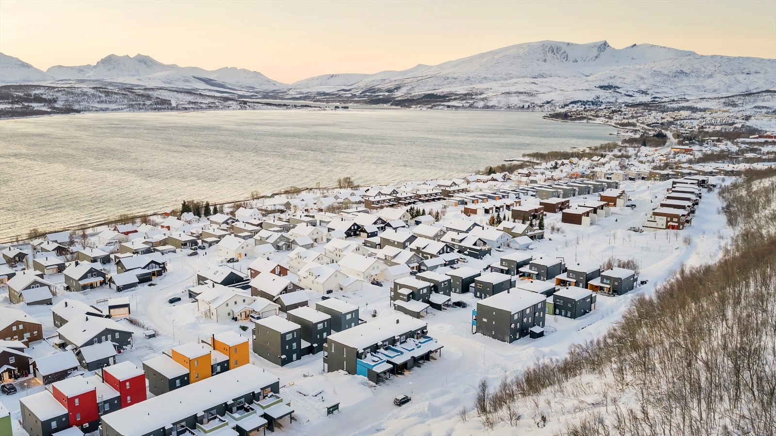 Området byr på lav trafikal belastning, samt lekeplass og fotballbane like ved - perfekt for barnefamilier! Galleribilde