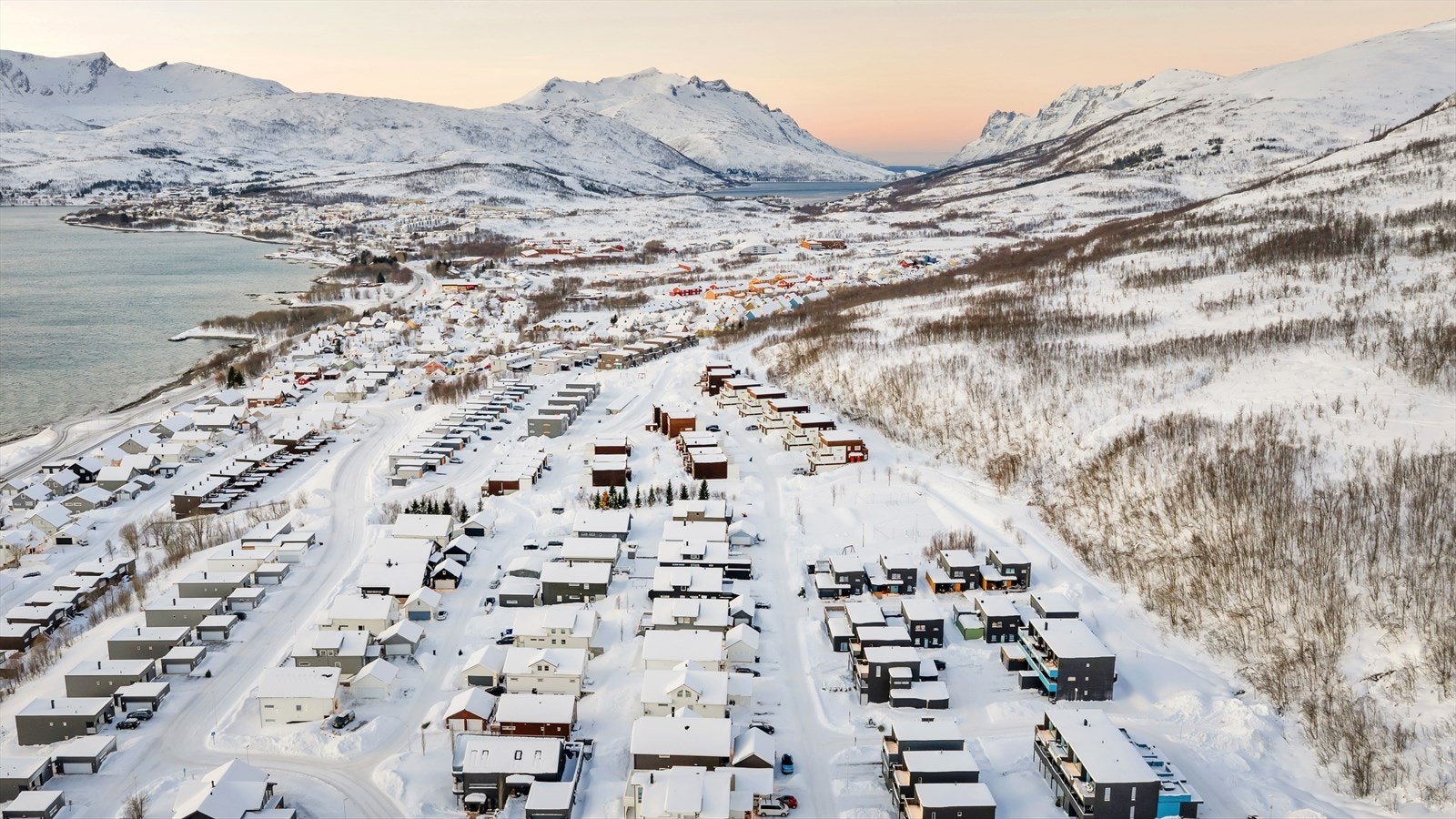 Innenfor gangavstand har du blant annet barnehage/skole, matbutikk og busstopp med hyppige forbindelser til/fra bla. sentrum og Jekta. Galleribilde