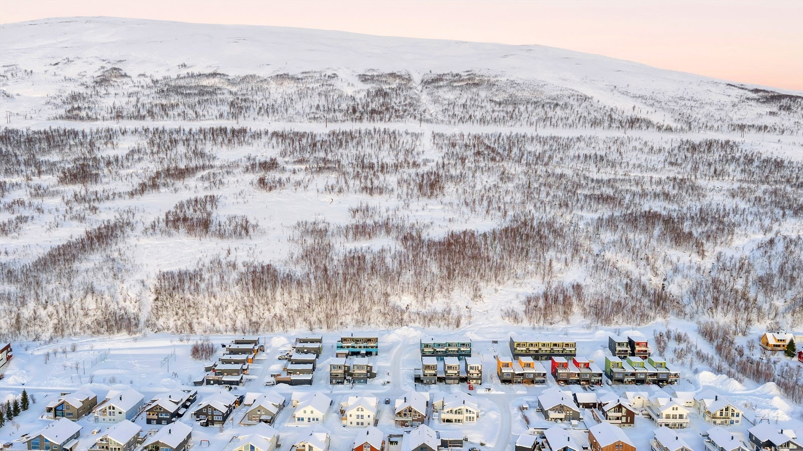 Umiddelbar tilgang til fantastiske turområder - her kan du spenne på deg ski eller tursko og gå rett til topps. Skiløyper har du også like i nærheten! Galleribilde