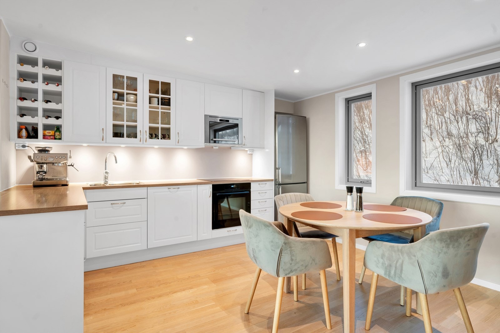 Her har du rikelig skap- og benkeplass, samt rikelig lysinnslipp fra store vindusflater. Galleribilde