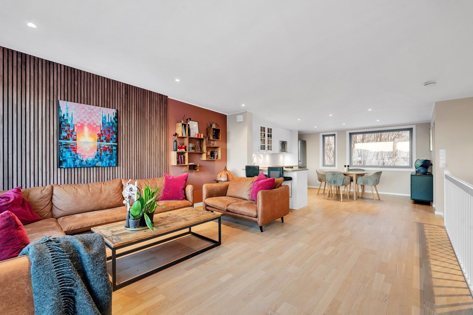 Stue og kjøkken i åpen og sosial løsning, med god plass til både sitte- og spisegruppe, samt annet ønsket møblement. Galleribilde