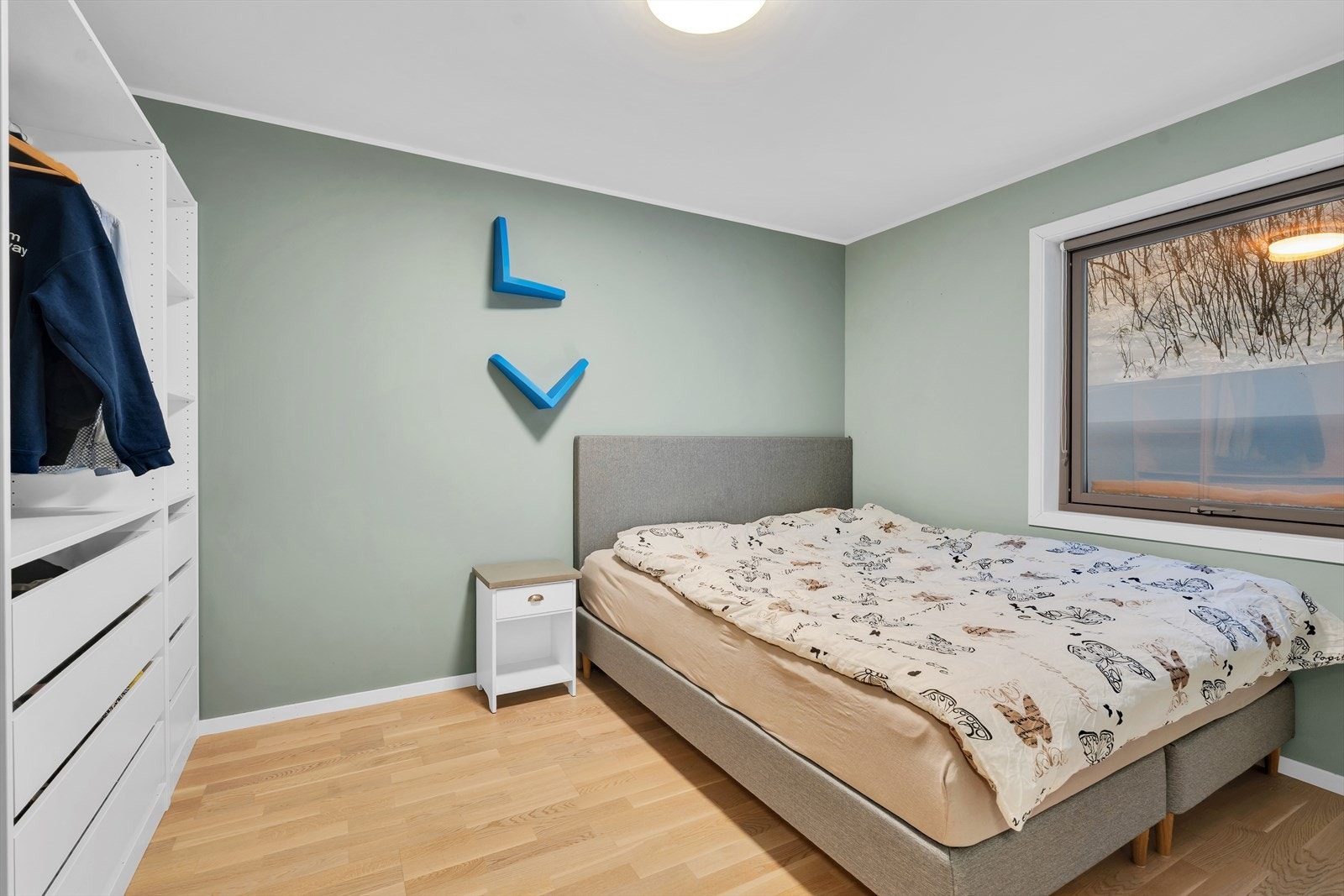 Soverom 2 - også av god størrelse, med flott garderobeløsning. Galleribilde
