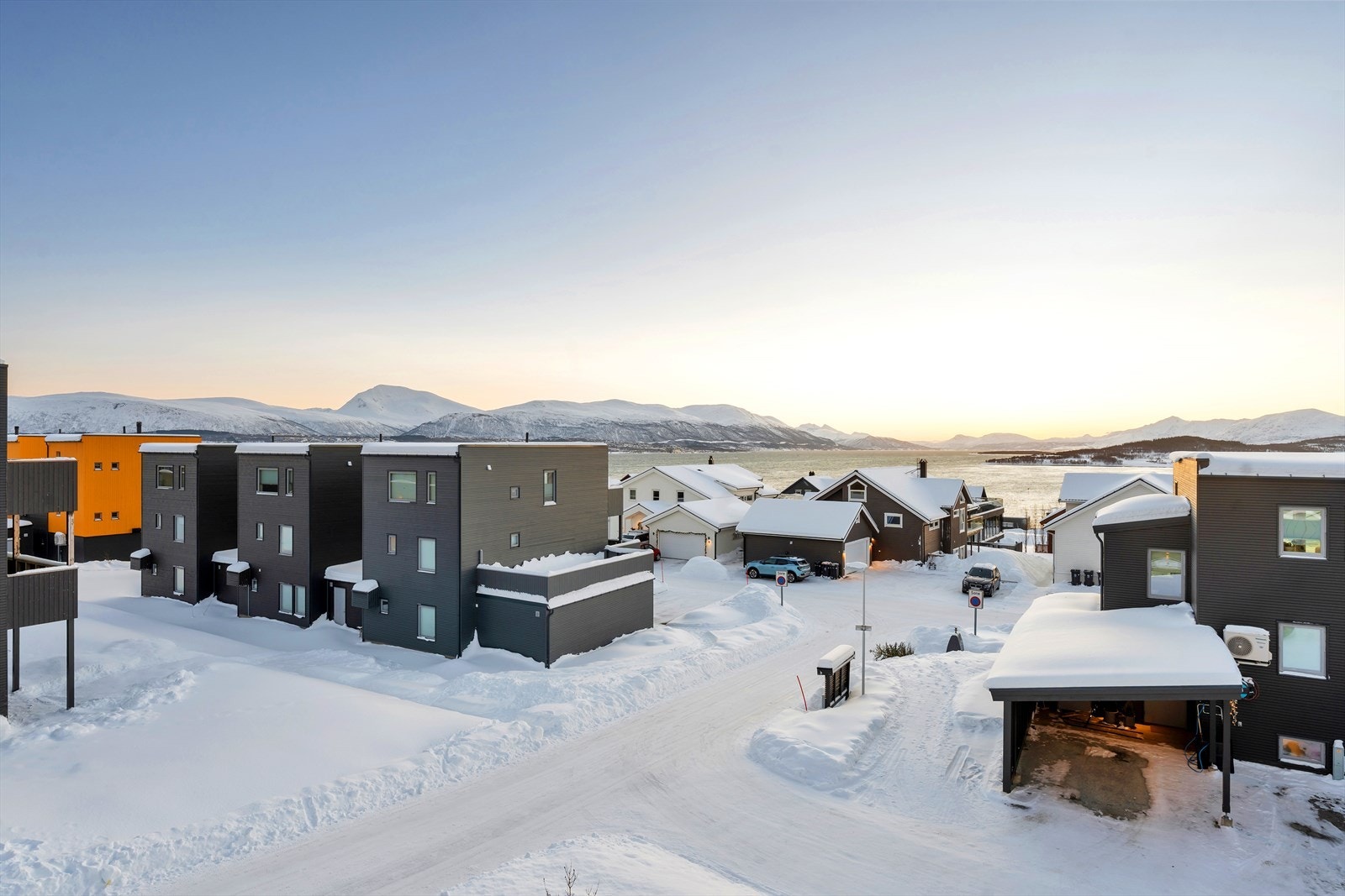 Sjekk den utsikten! Med beliggenhet vendt mot sør får du svært gode sol- og lysforhold. Galleribilde