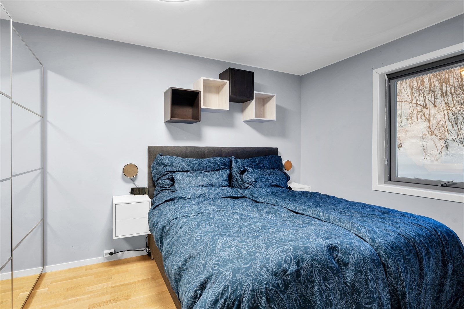 Soverom 1 - Romslig, med god plass til stor seng. Gjennomført i behagelige farger. Galleribilde