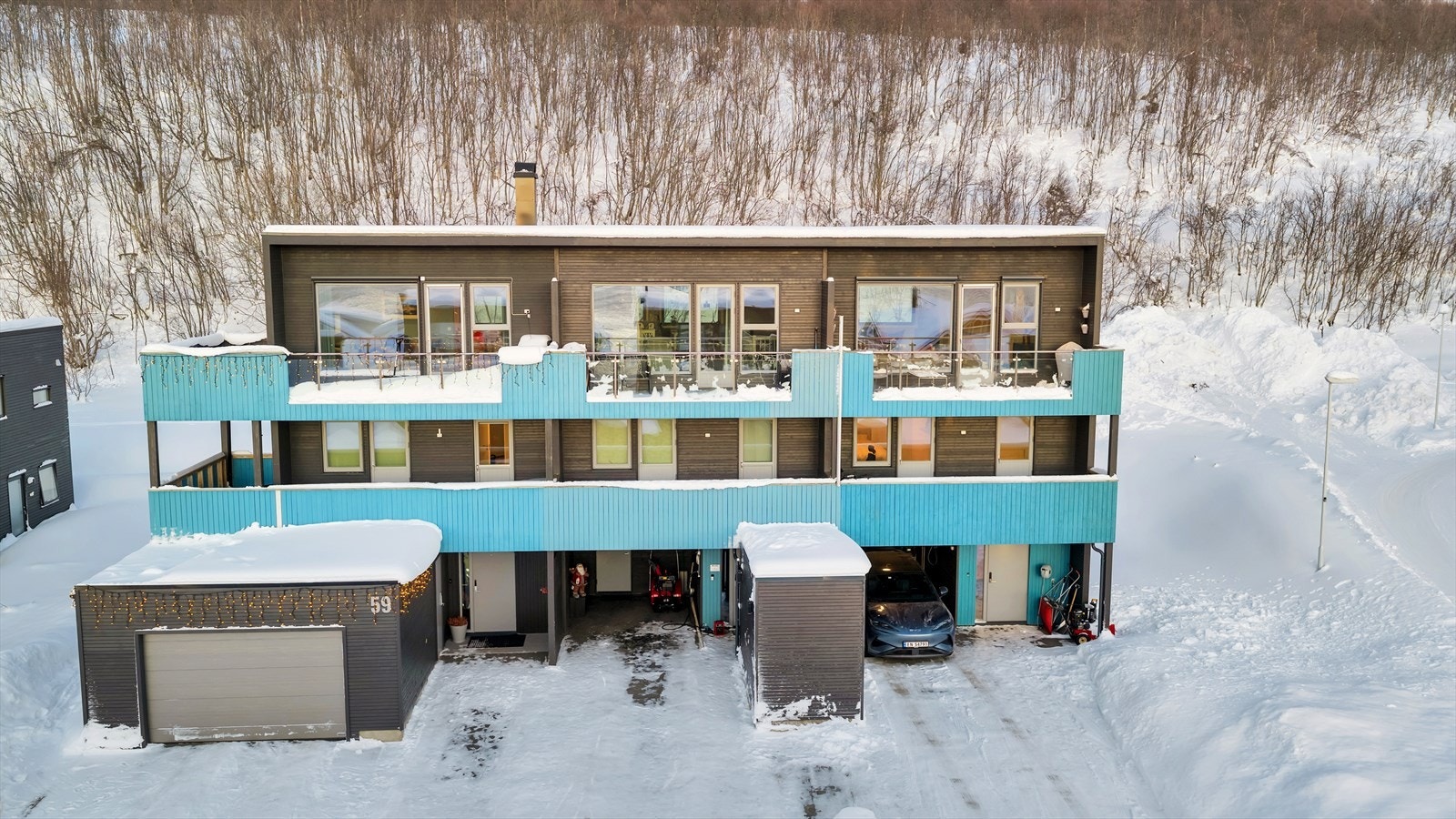 Rekkehuset består av 3 boligenheter, oppført i 2014 med moderne og flott fasade. Galleribilde