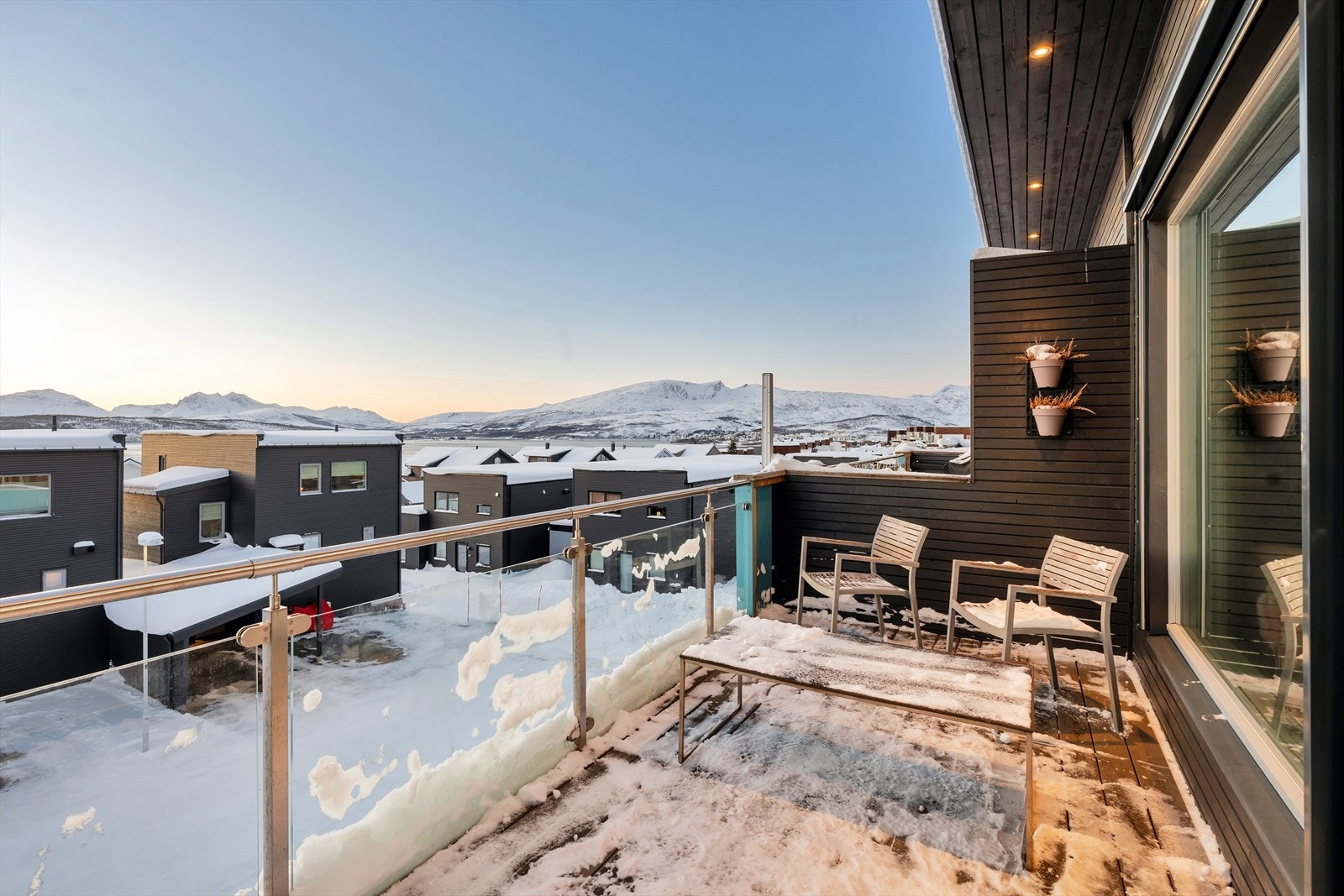 Fra begge balkongene har man nydelig utsikt og plass til ønsket utemøblement. Balkongen på tredje plan har videre rekkverk av glass! Galleribilde