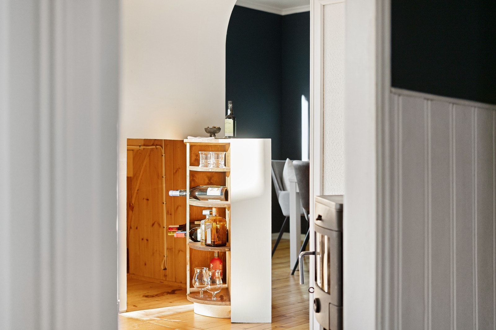 Det stedbygde skapet i stuen kan trekkes ut og bli til en bar - Samt det er lagring under trappen Galleribilde