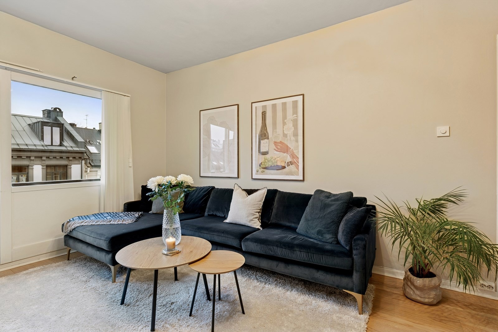 Leiligheten har en god planløsning som gir deg muligheten til å ha et sofahjørne med romslig sofa. Galleribilde