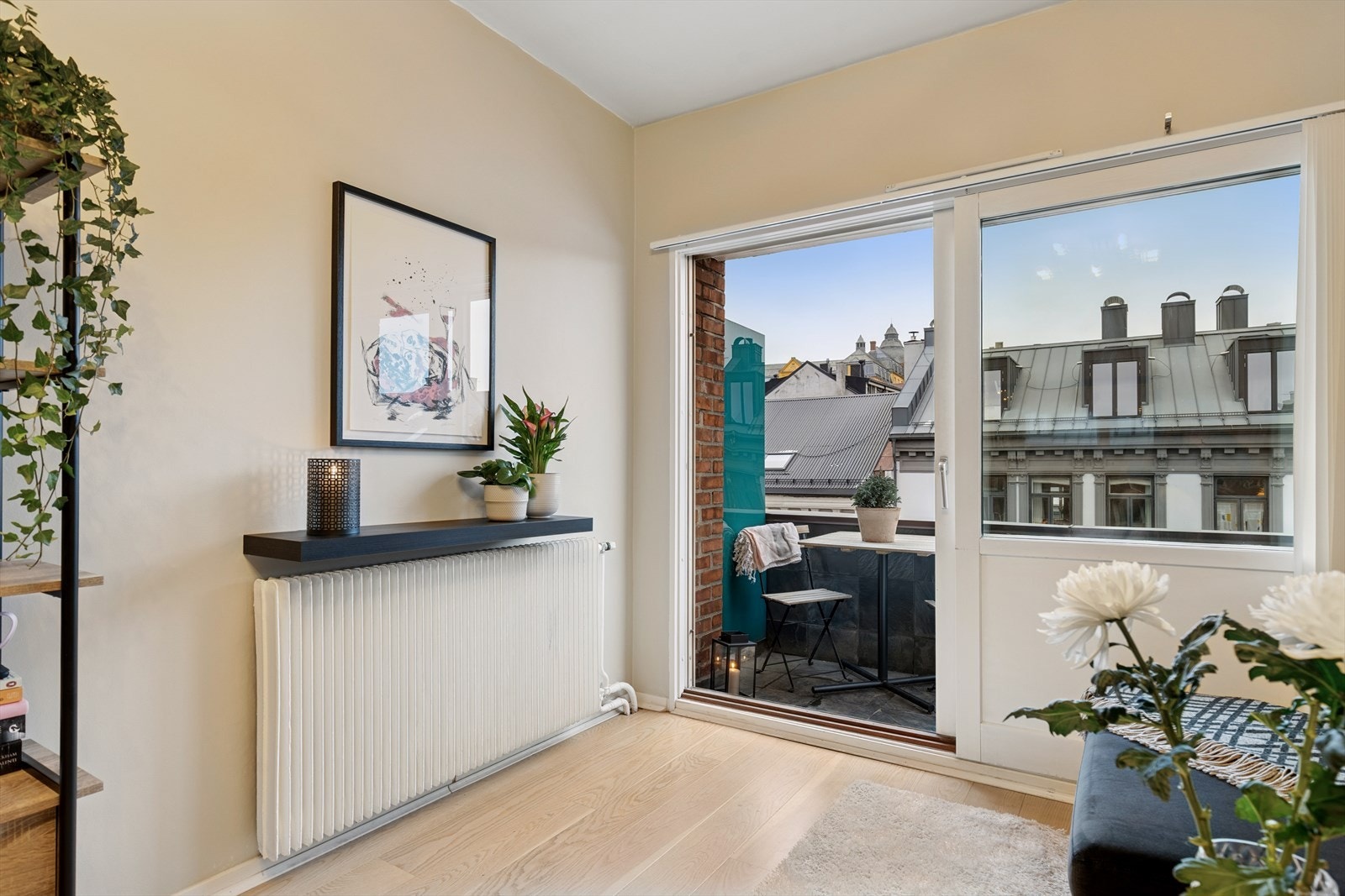 Stuen har direkte utgang til en solrik og hyggelig balkong. Galleribilde