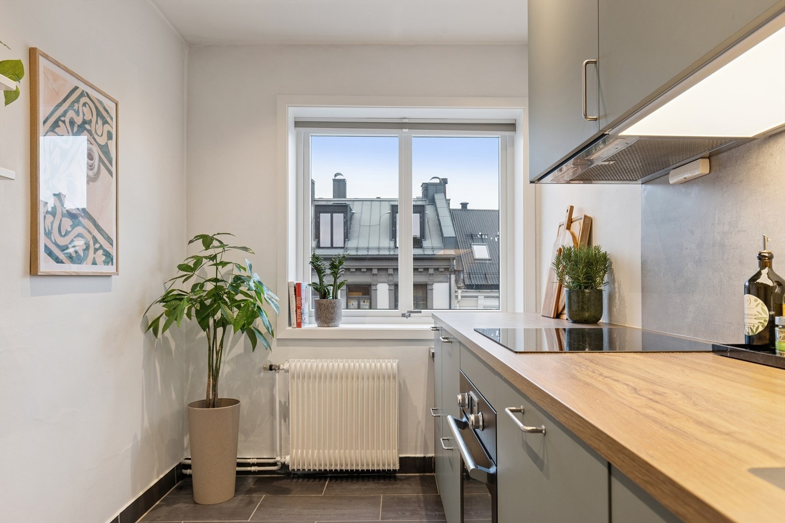 Stort vindu som gir godt med lysinnslipp og hyggelig utsyn ut i sidegate. Galleribilde