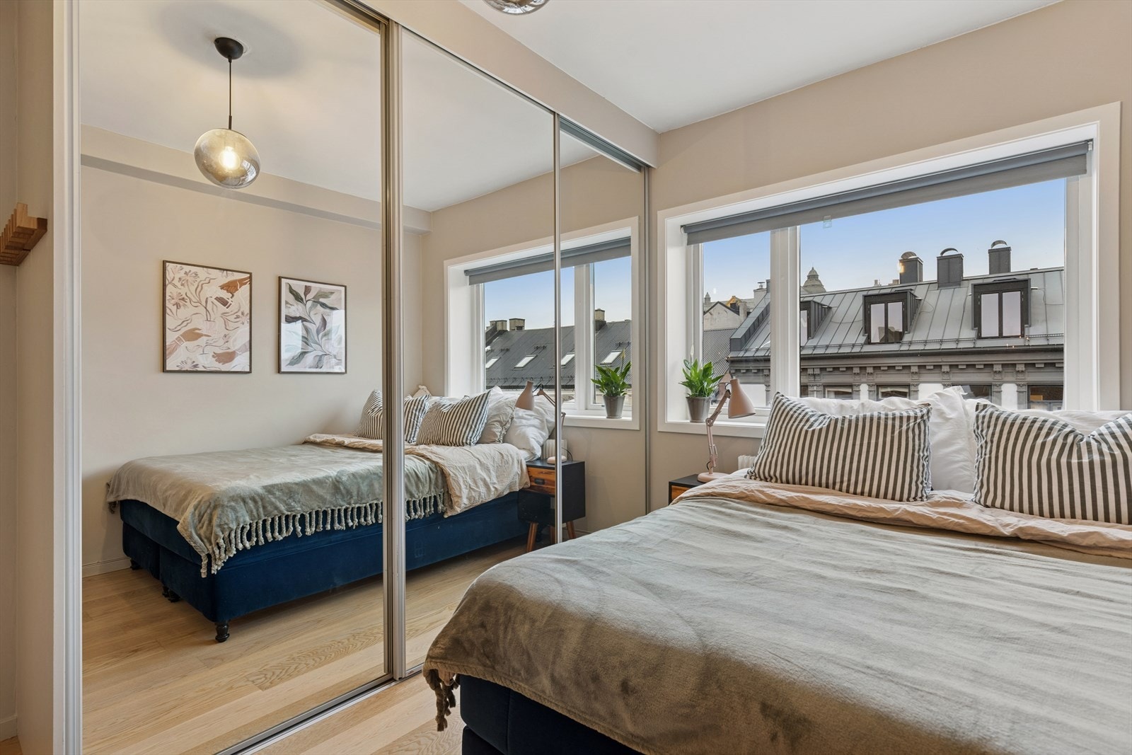 Leiligheten soverom har god plass til dobbeltseng. Her er det i tillegg god plass til oppbevaring av klær. Galleribilde