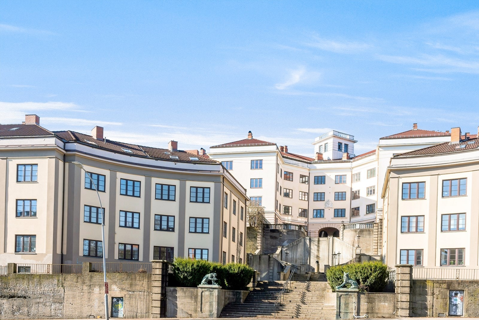 Når våren og sommeren kommer, fylles området med folk som nyter solen og god mat i en avslappet atmosfære. Galleribilde