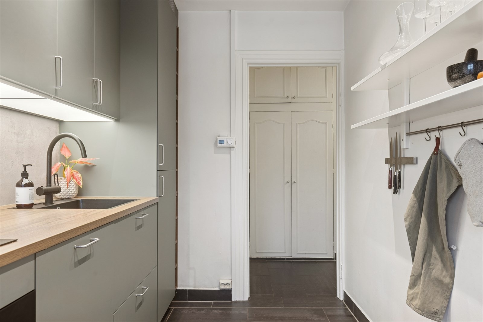 Det er god plass til oppbevaring i skuffer og skap. Galleribilde