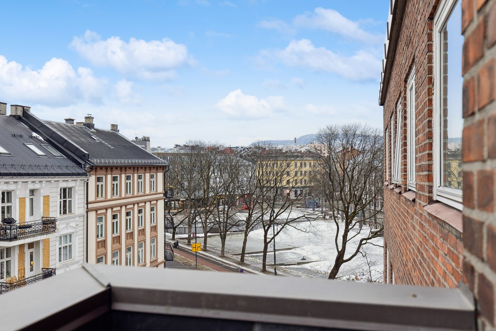 Hyggelig utsyn mot Alexander Kiellands plass - et av byens mest levende områder. Galleribilde