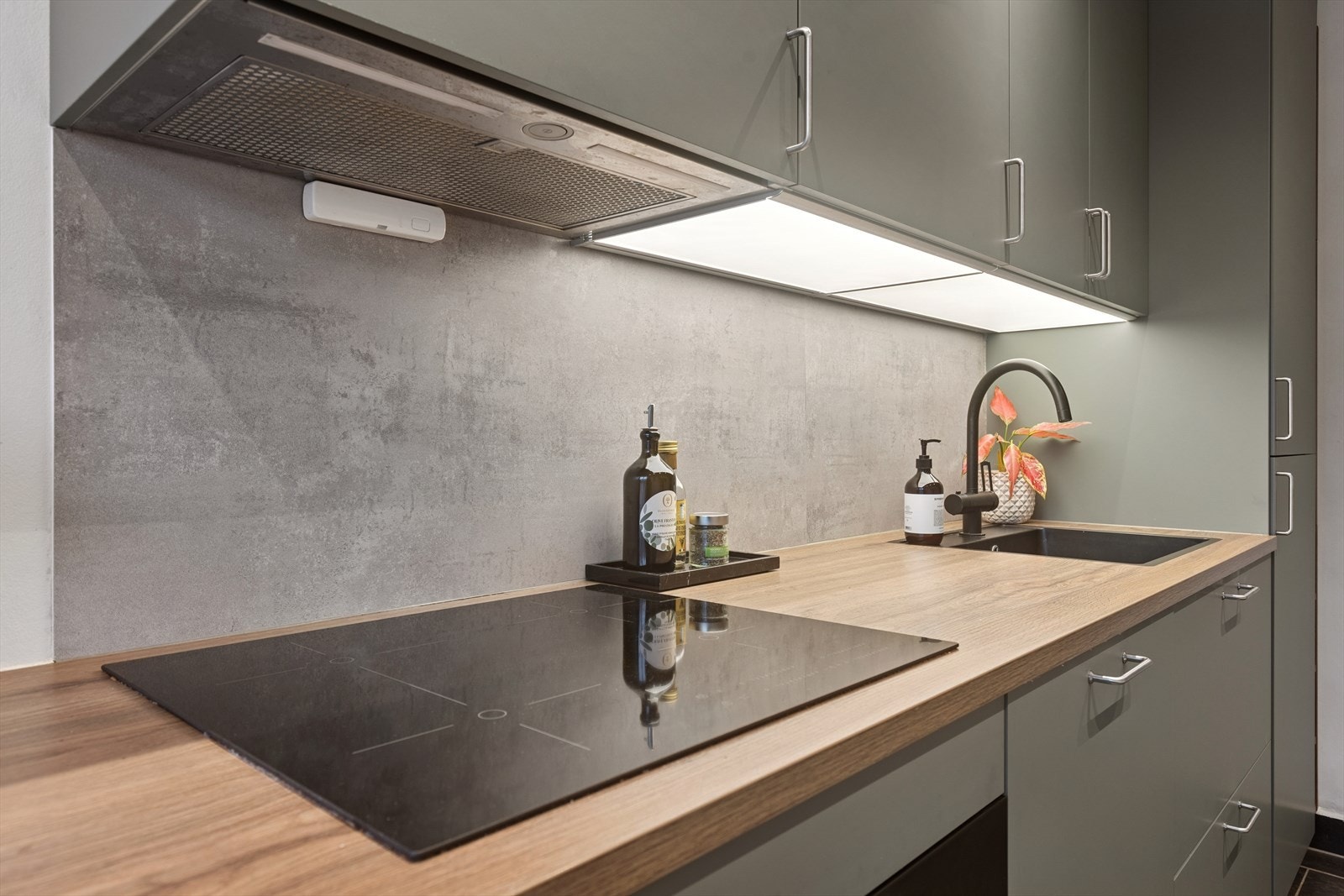 Integrerte hvitevarer på kjøkkenet består av induksjon koketopp, stekeovn, kjøl/frys og oppvaskmaskin. Galleribilde