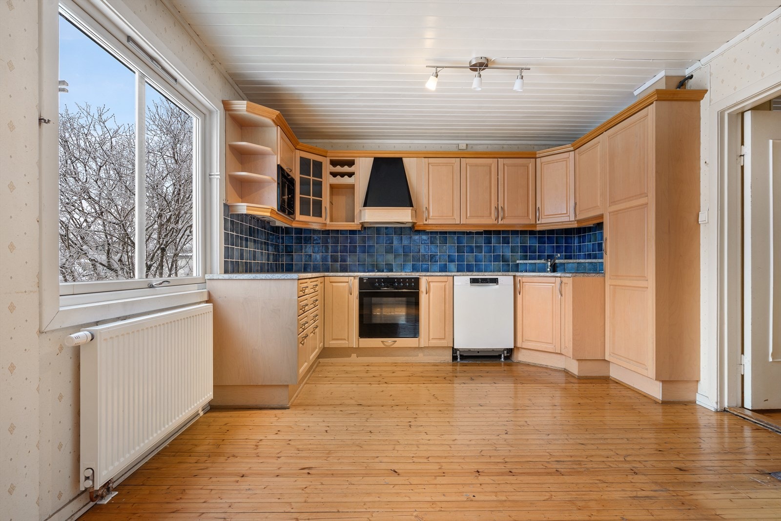 Det er integrert koketopp, stekeovn og micro. Galleribilde