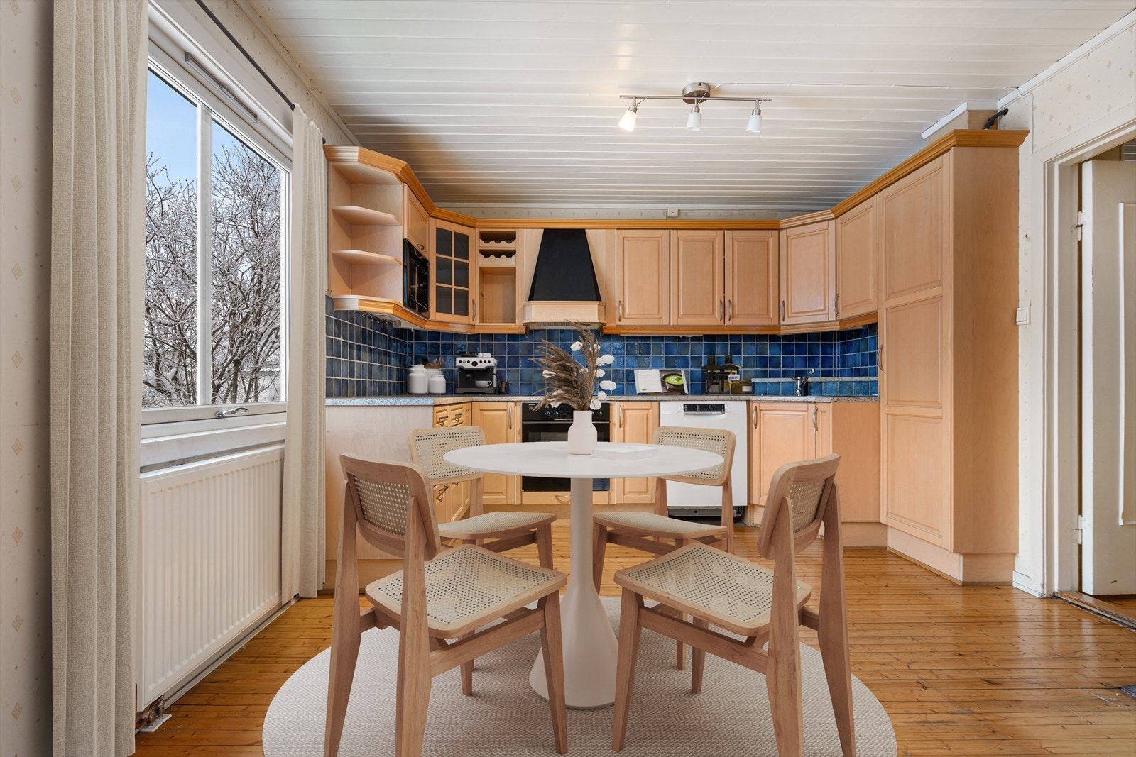 Kjøkkeninnredningen har profilerte fronter og laminat benkeplate. Digitalt møblert. Galleribilde