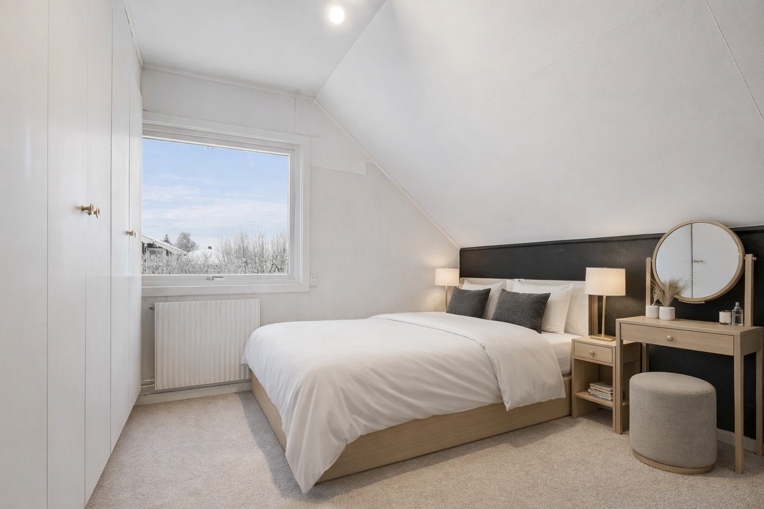 Soverom 3 har plassbygde garderobeskap. Digitalt møblert. Galleribilde