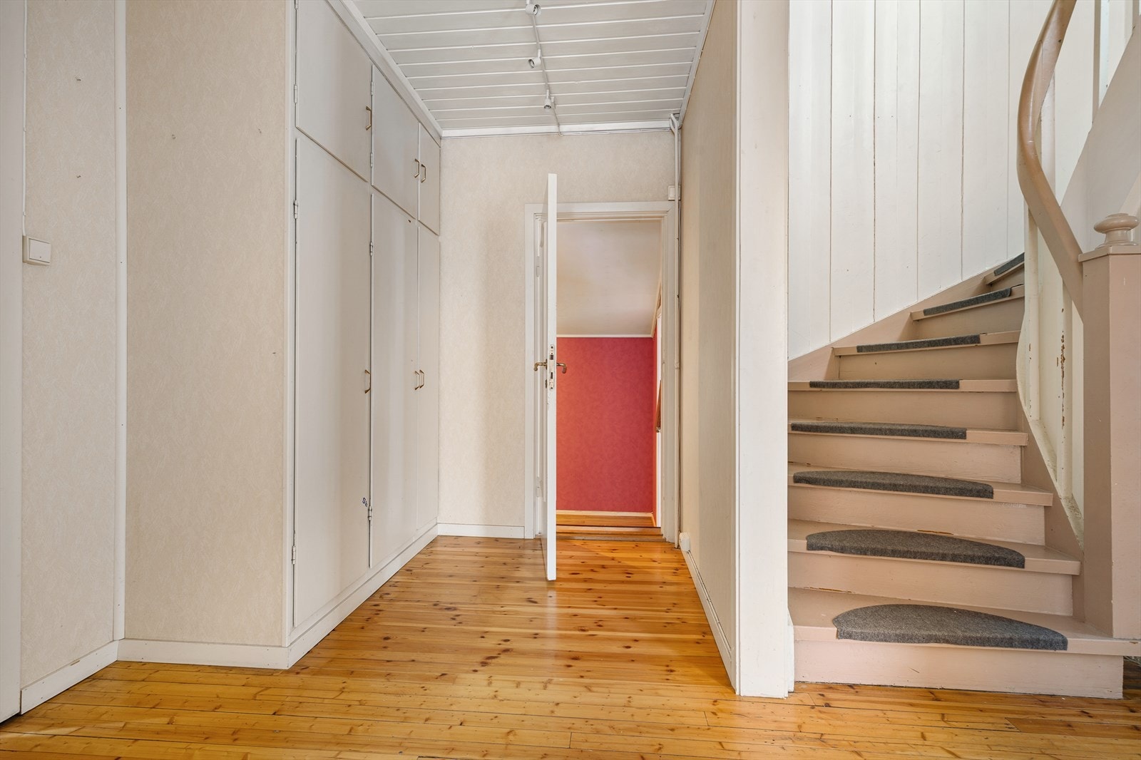 I mellomgang har man godt med garderobeplass i plassbygde skap. Galleribilde