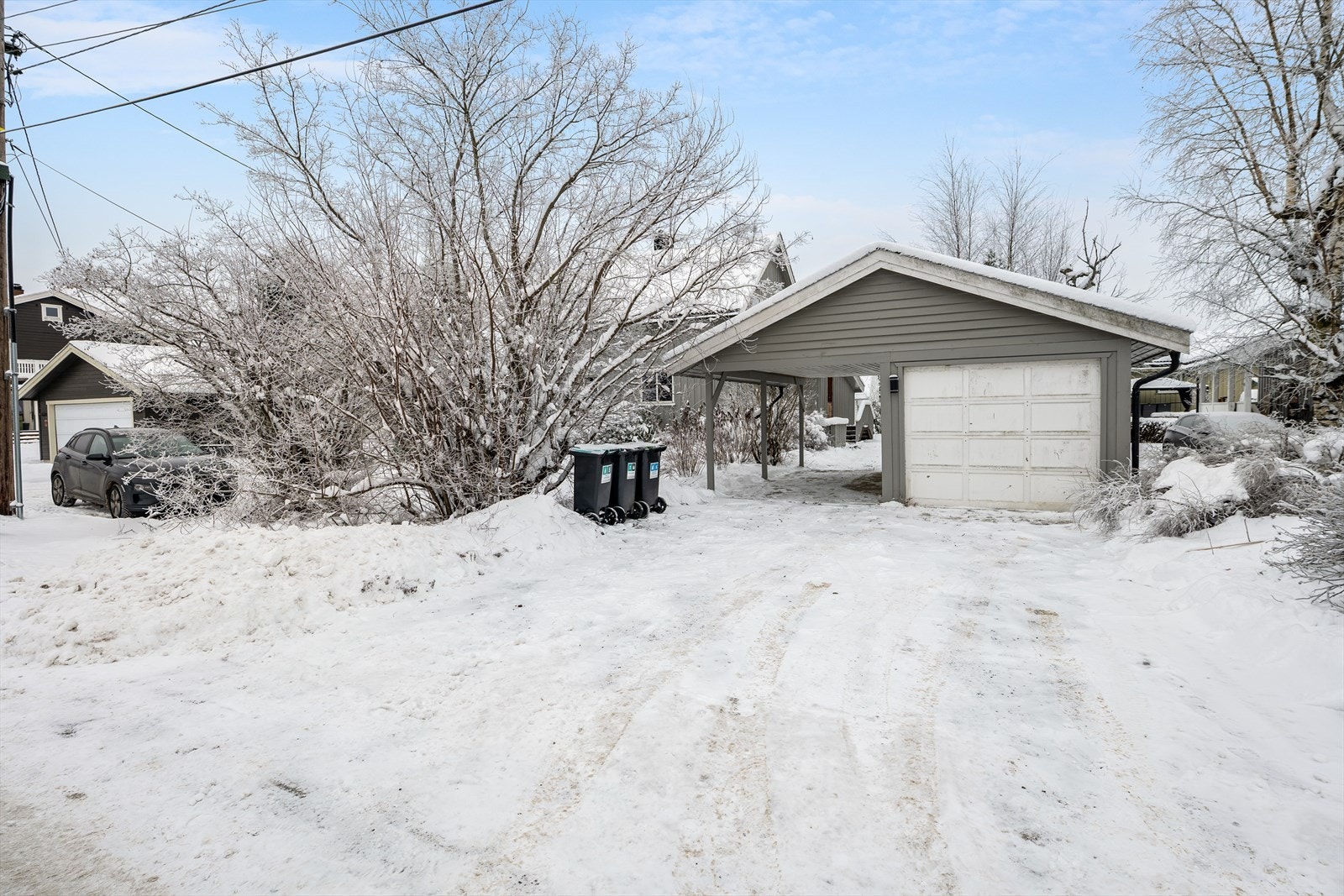 Det er parkering i enkelgarasje og carport samt på egen tomt. Galleribilde