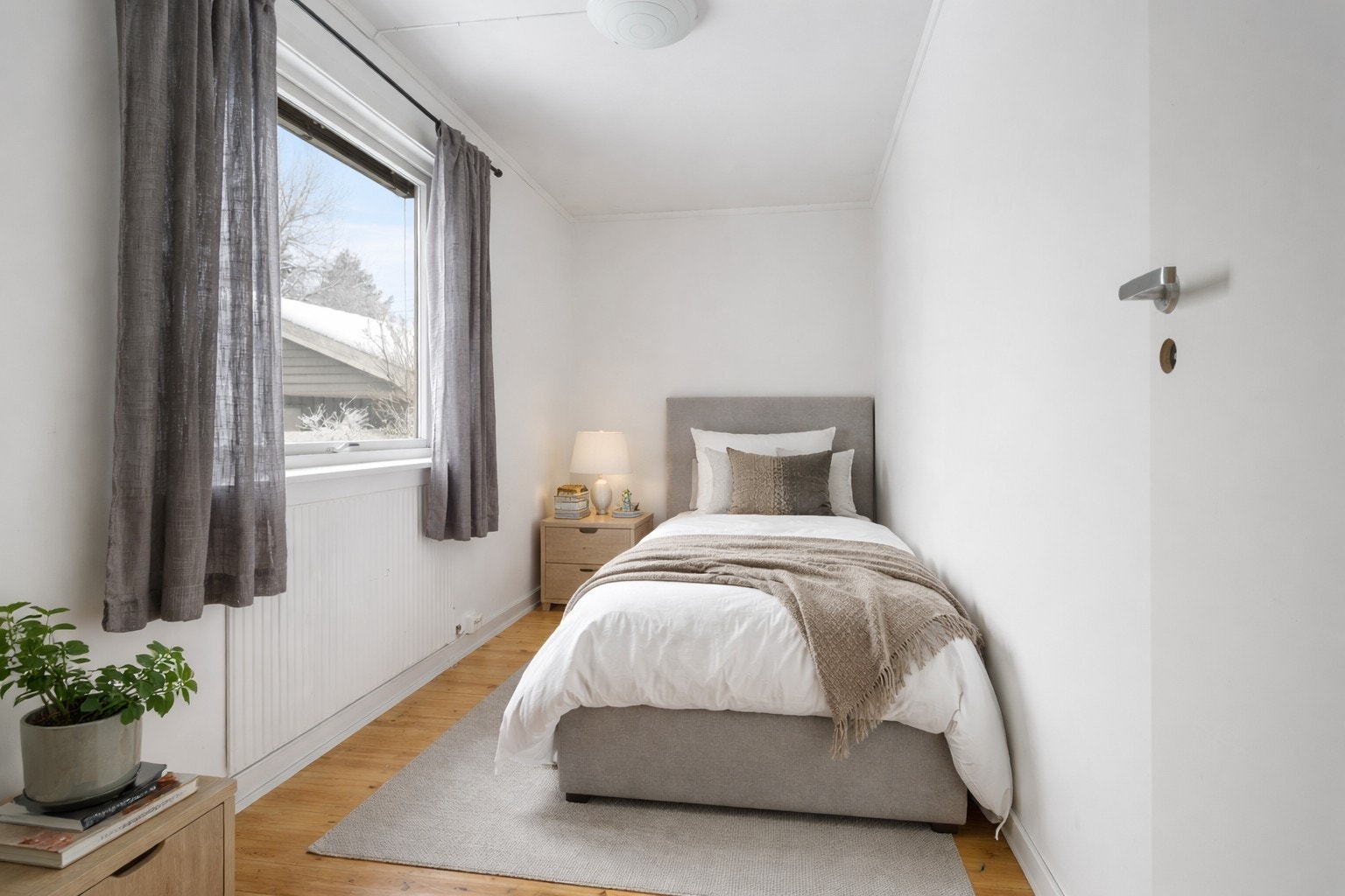 I 1.etasje er det to lysmalte soverom. Soverommene i 1.etasje var tidligere del av stue. Digitalt møblert. Galleribilde