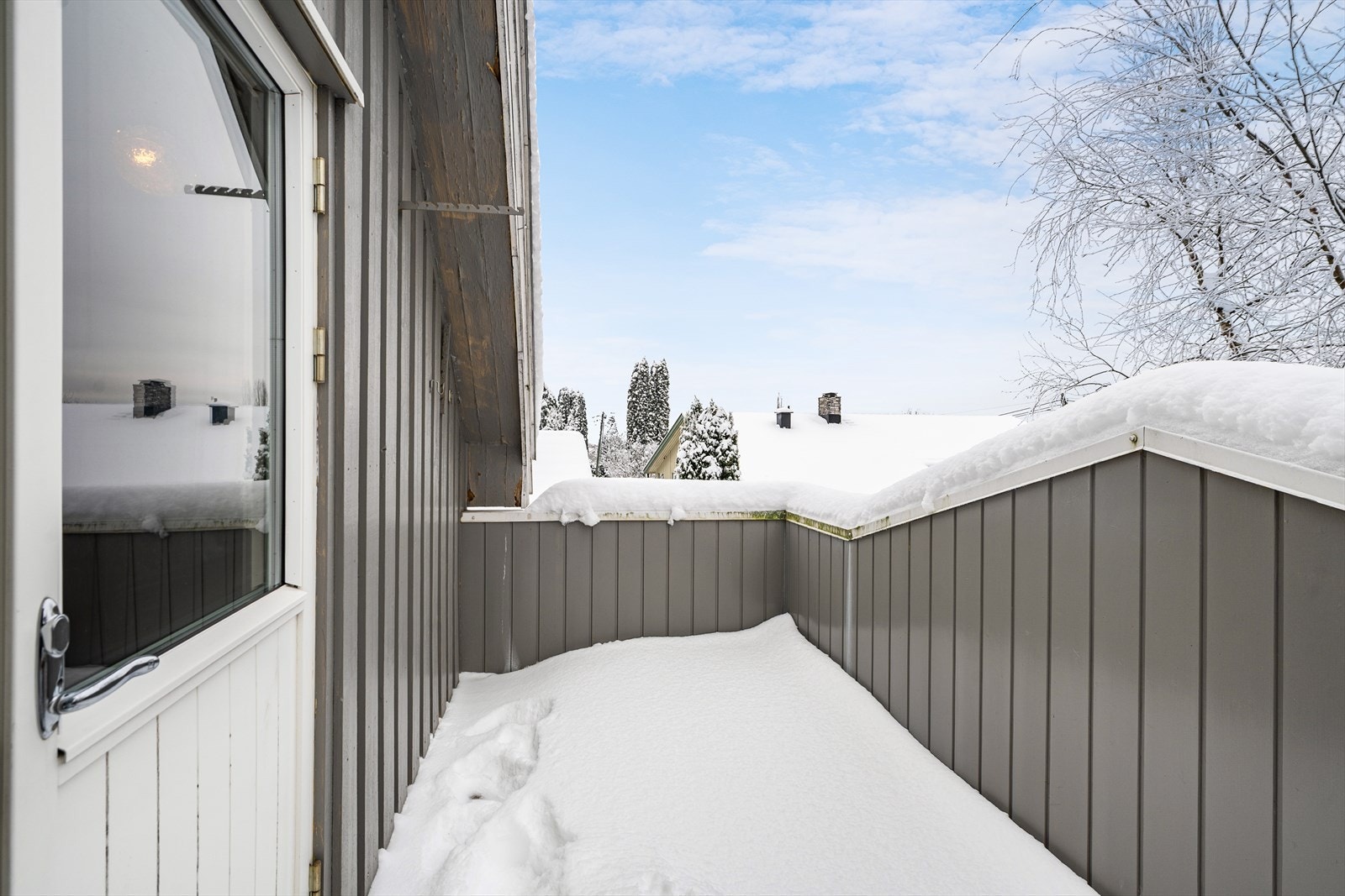 Fra trappegang har man utgang til balkong. Galleribilde