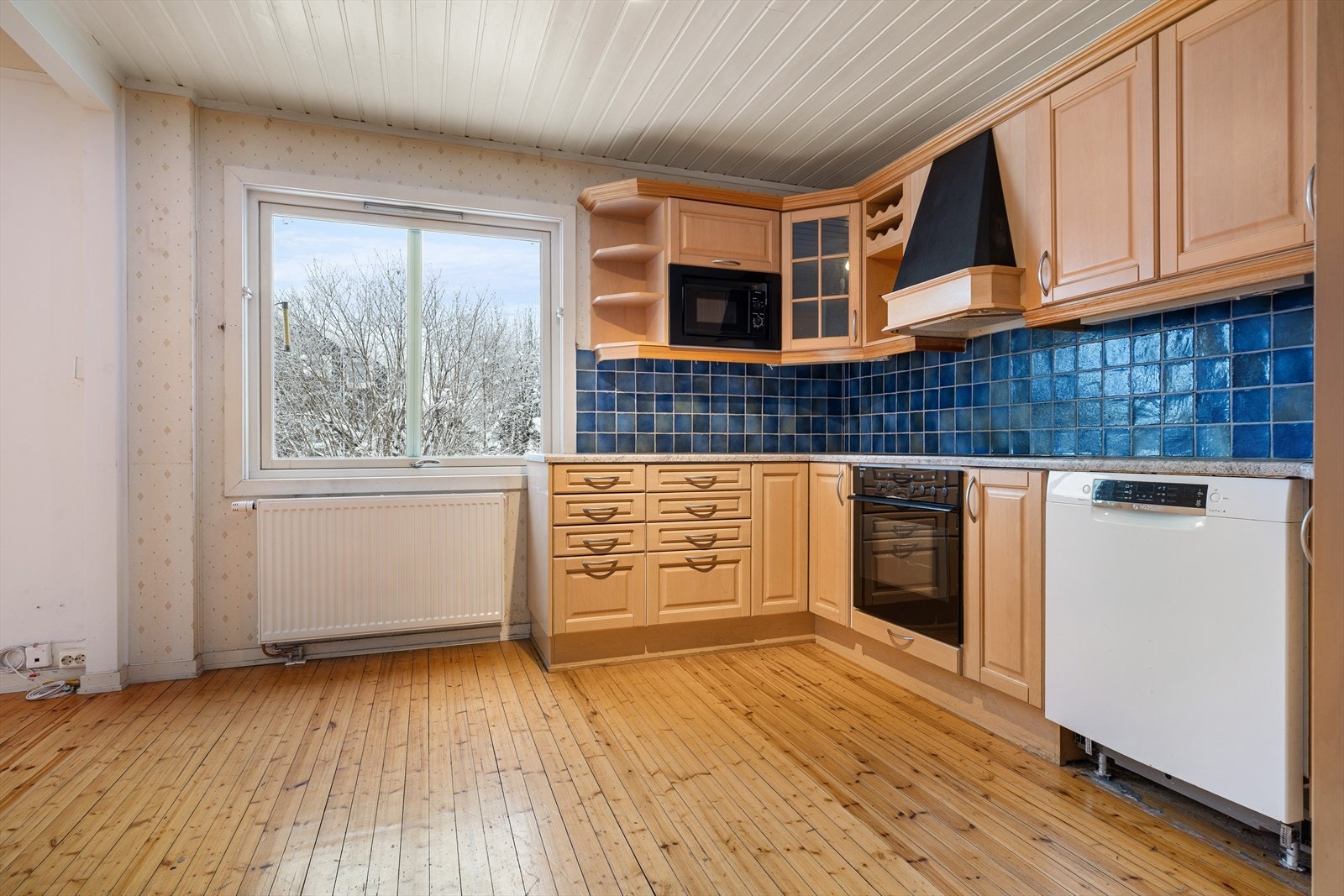 Boligen fremstår med enkel og eldre standard, og gir kjøper gode muligheter til å oppgradere og tilpasse etter egne ønsker. Galleribilde