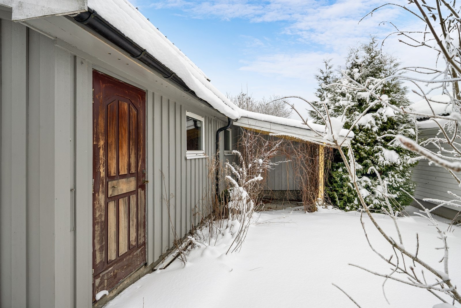 Boligen har en hellelagt uteplass med pergola. Galleribilde
