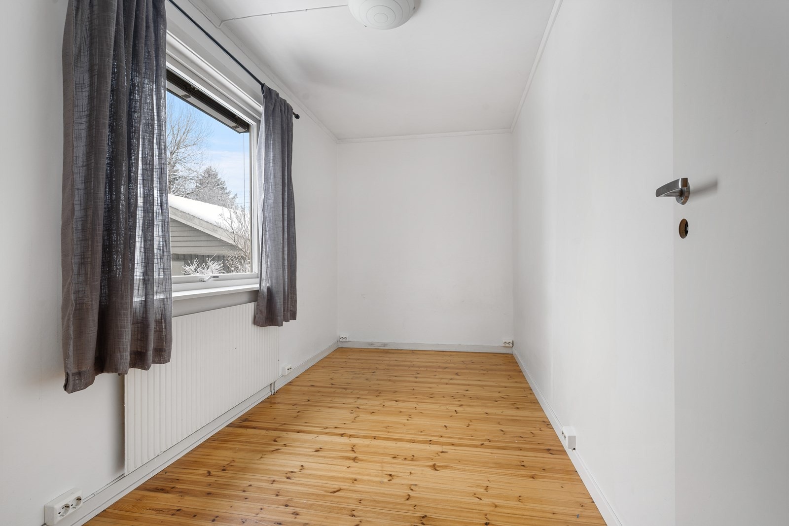 Mellom soverommene og mot stue er det satt opp lettvegg. Galleribilde