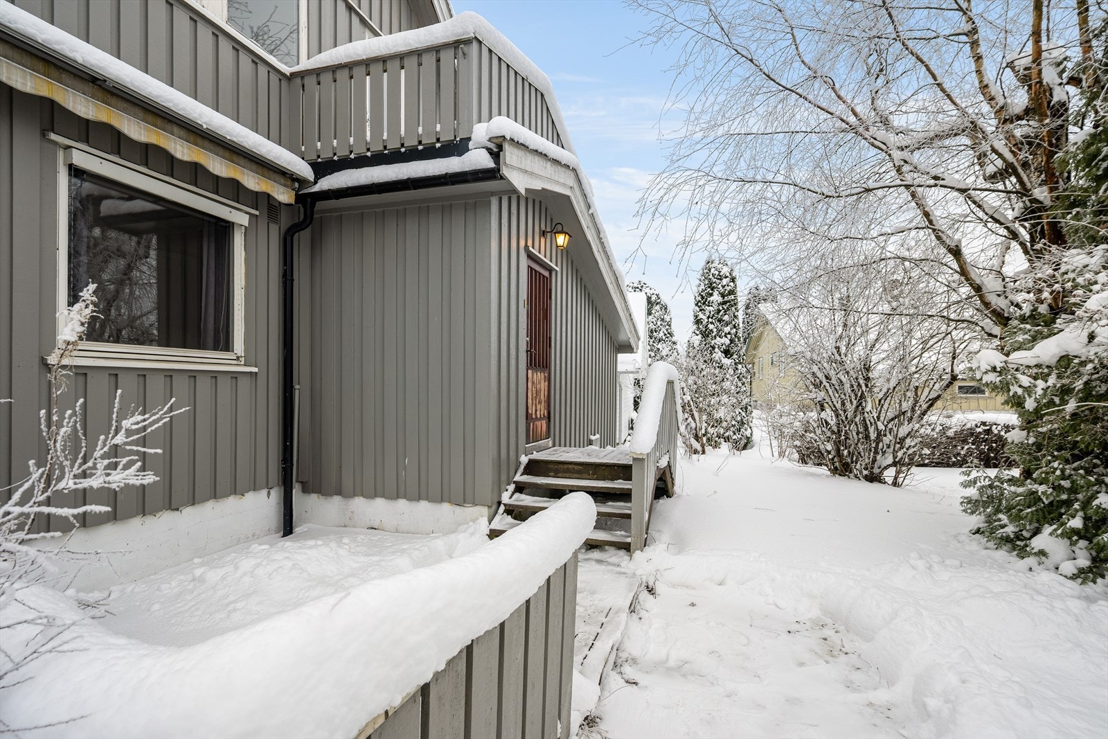 Eneboligen har en skjermet beliggenhet og romslig, flat tomt. Galleribilde