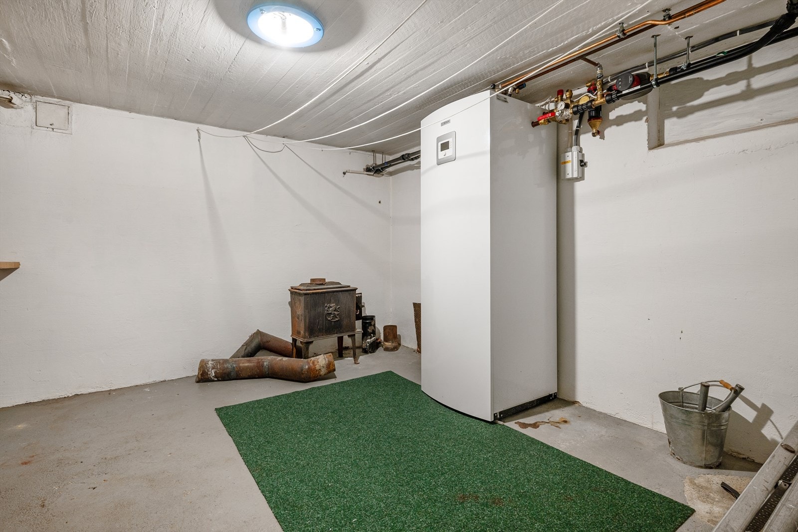 Lagringsrom hvor luft-til-vann varmepumpen er satt inn. Galleribilde