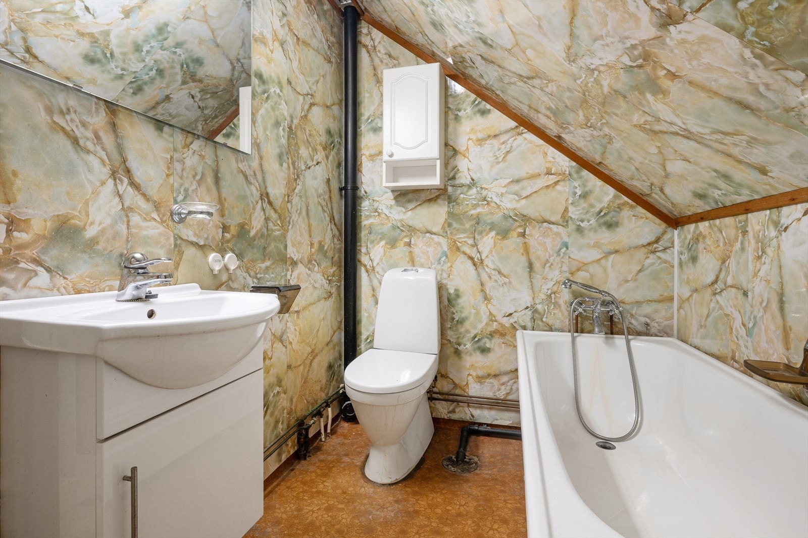 Badet i 2.etasje har nyere innredning. Galleribilde