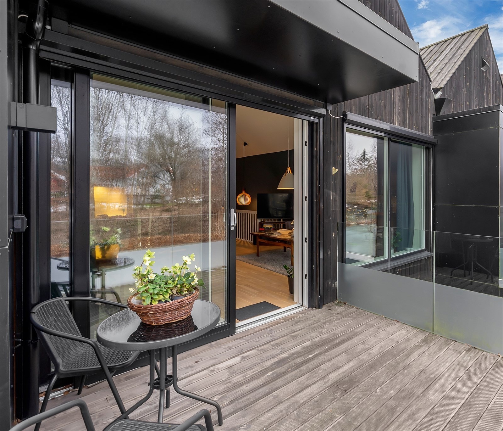 Hyggelig veranda med skyvedør fra stue/kjøkken. Galleribilde