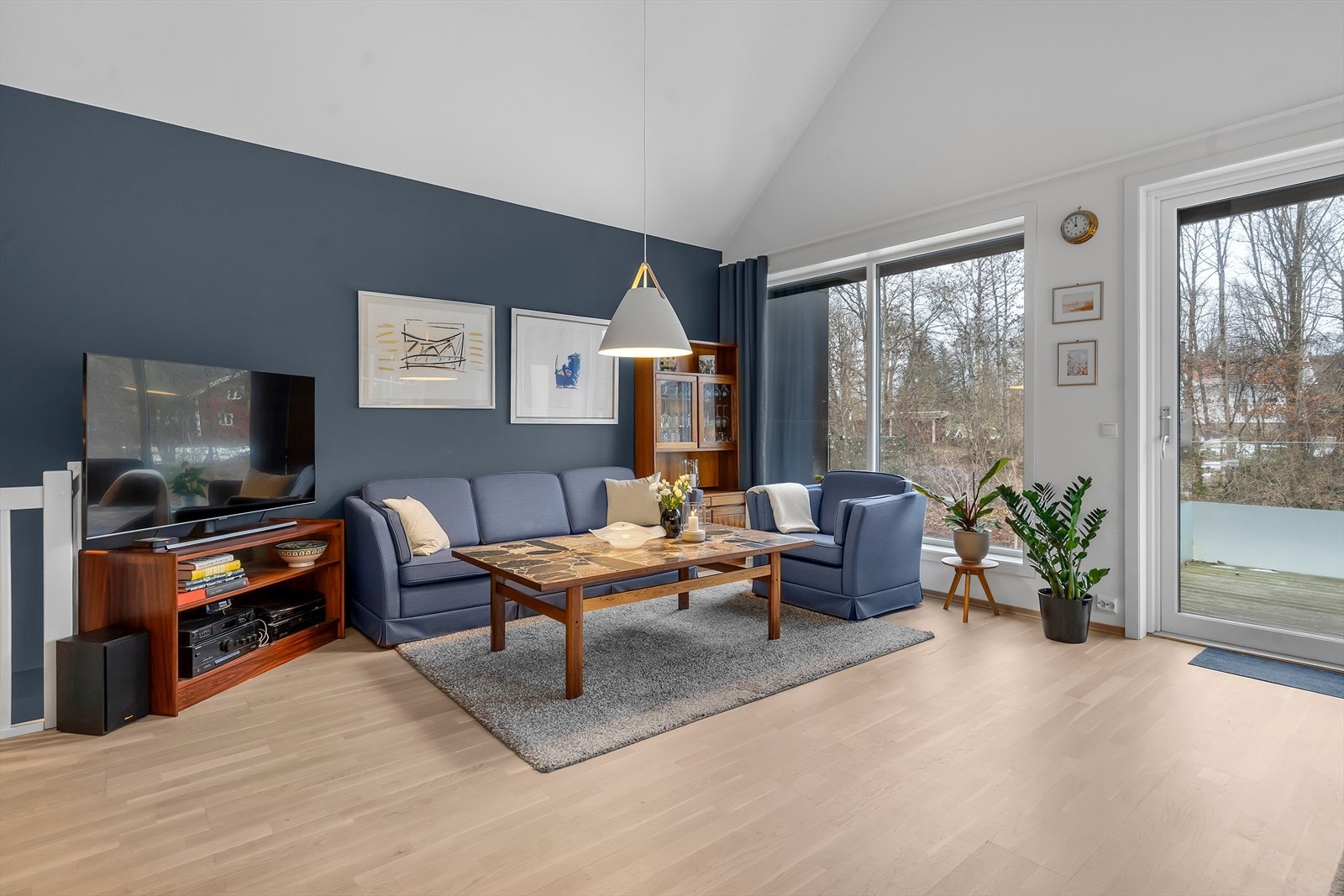 Stue | Det er utvendig screens på vinduene i front i stuen. Galleribilde