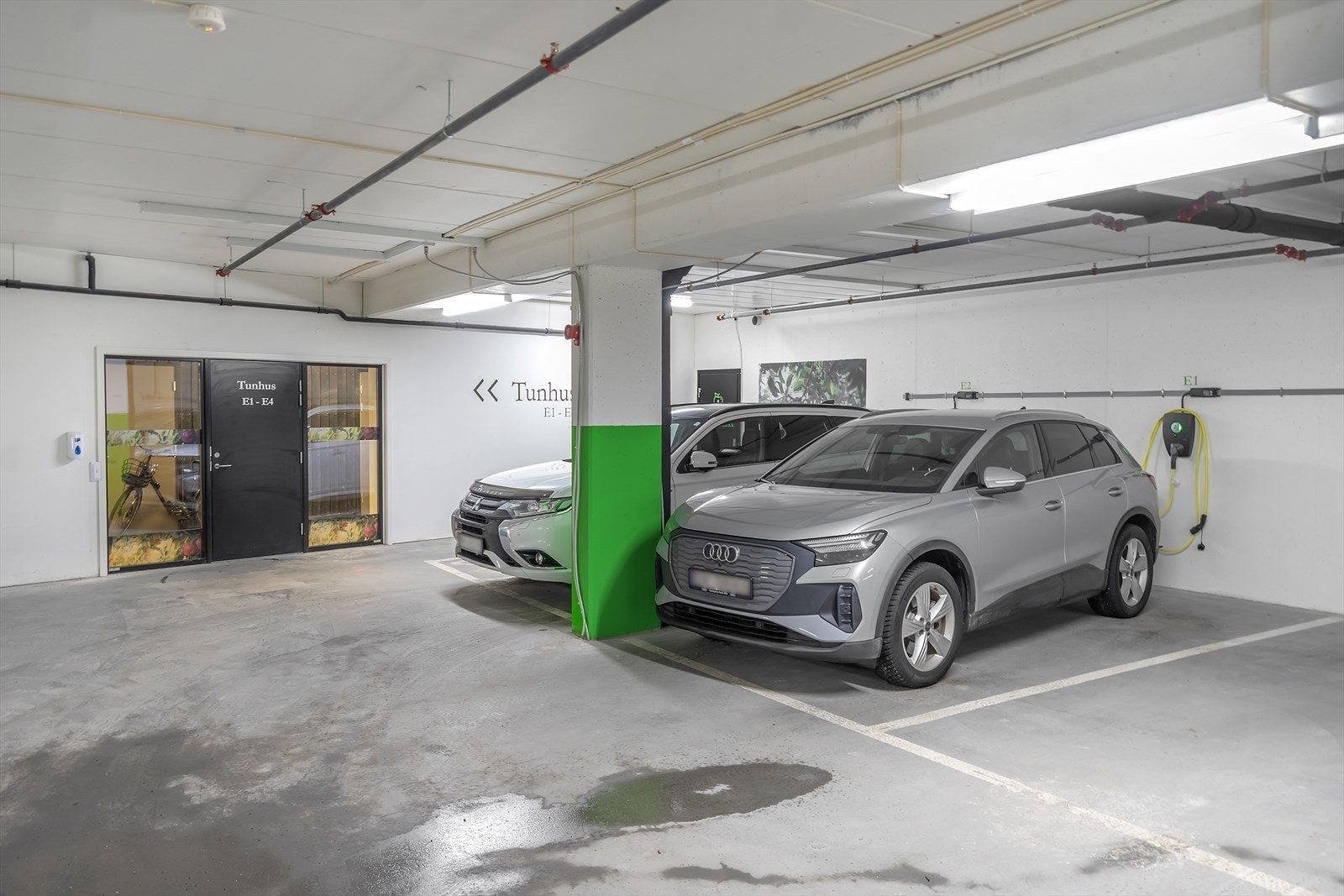 En parkeringsplass, med lader for elbil medfølger. Galleribilde