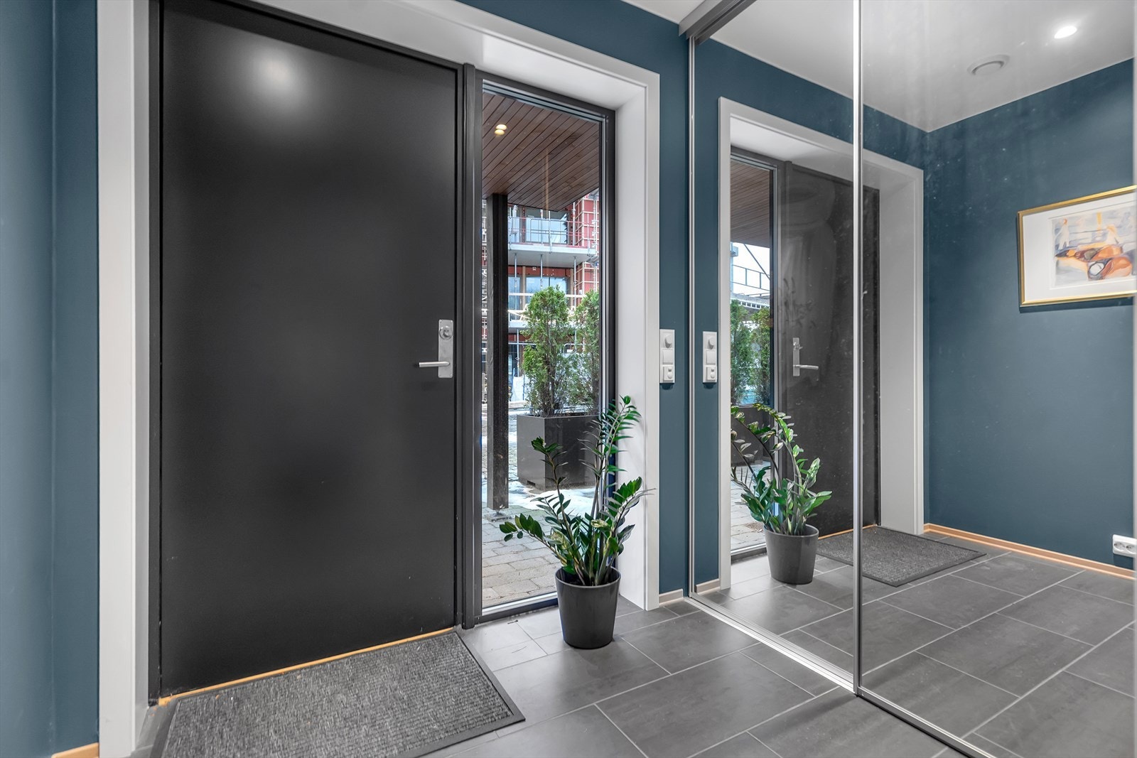 Lys og fin gang med skyvedørsgarderobe | Varme i gulv. Galleribilde