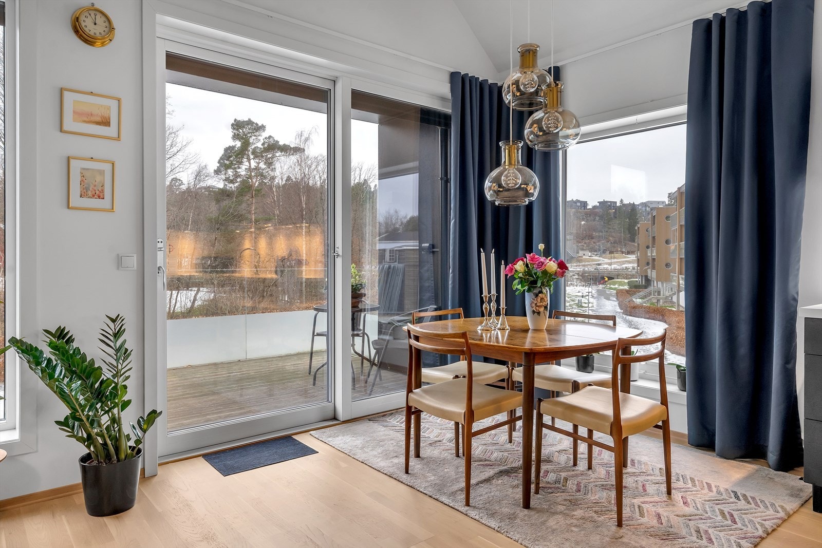 De store vindusflatene, kombinert med den generøse takhøyden sørger for en god romfølelse og rikelig med naturlig lysinnslipp. Galleribilde