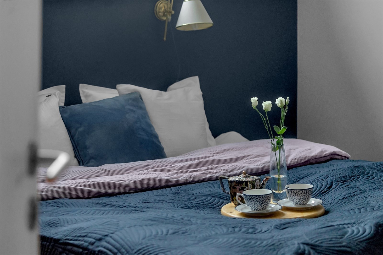 Romslig soverom med god garderobeplass. Galleribilde