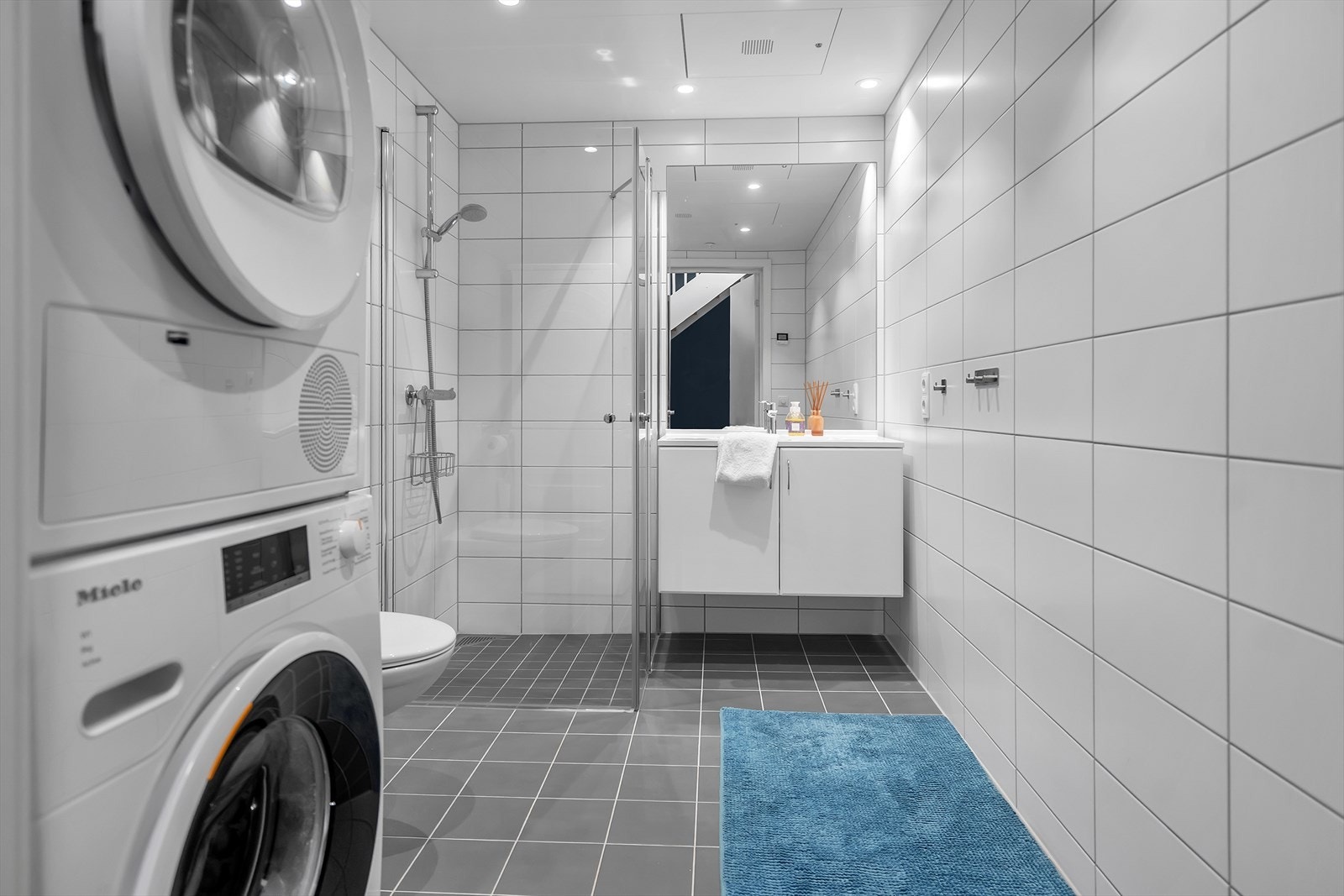 Pent baderom med opplegg for vaskemaskin | Varme i gulv. Galleribilde