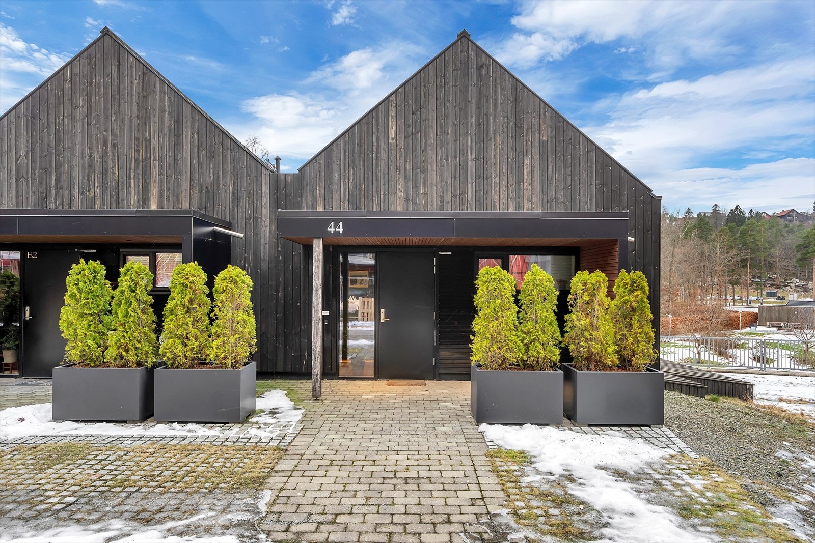 Fasade | Representativt inngangsparti med overbygg. Galleribilde