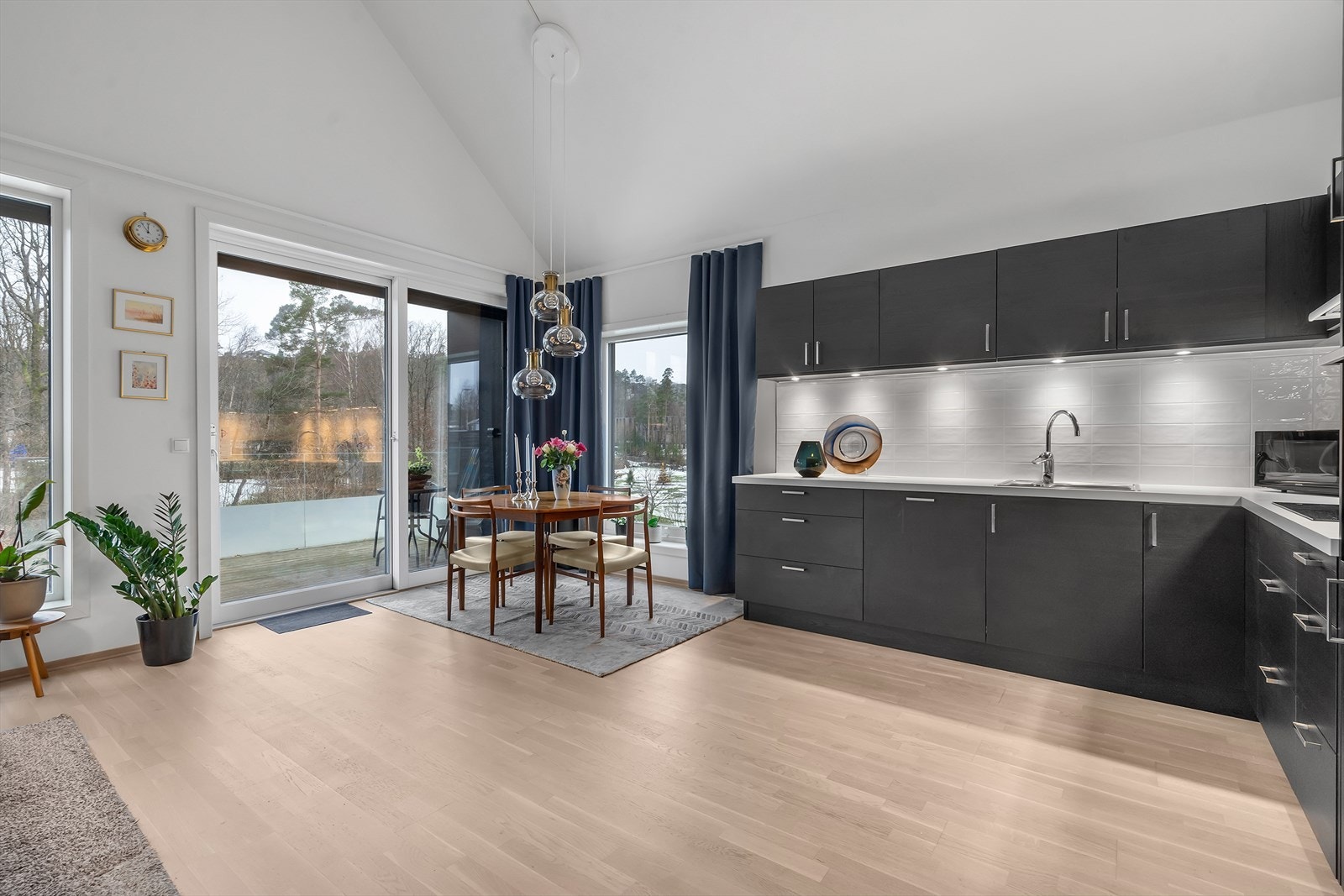 Pen stue, med åpen kjøkkenløsning. Galleribilde