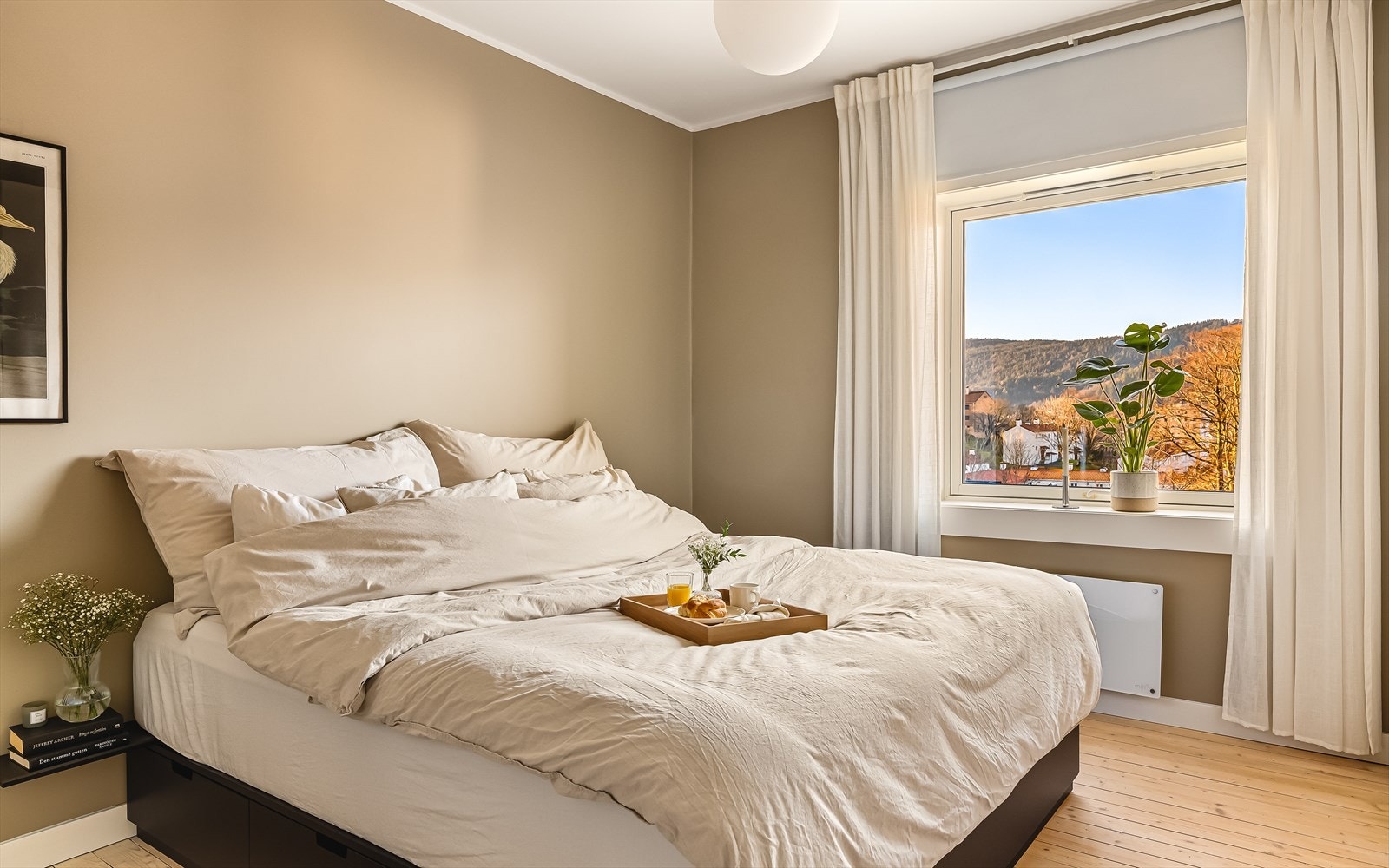 Nordahl Rolfsens vei 27C skiller seg ut med to gode soverom på henholdsvis 12,4 og 9,7 kvm. Ingen "lite og stort"-løsning her, men to funksjonelle rom som begge har plass til dobbeltseng og gir fleksible muligheter. Galleribilde