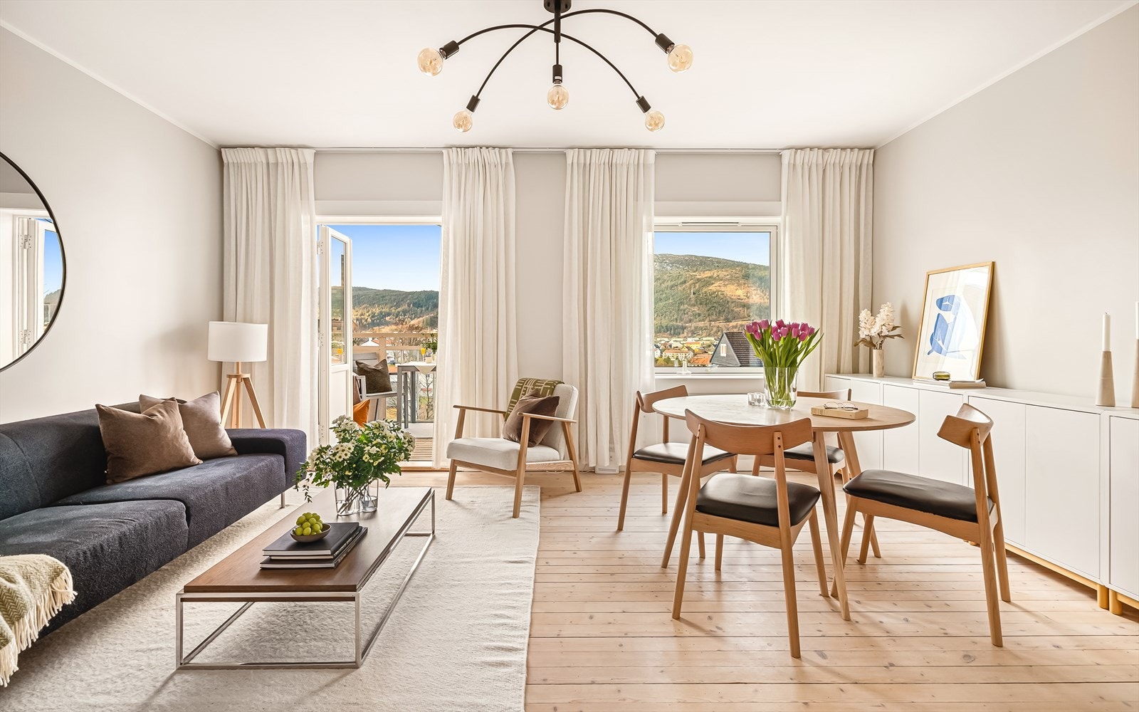 Stuen på 20,6 kvm er lys, trivelig og gjennomgående oppgradert i 2021 med flotte tregulv og helsparklede, malte overflater som gir et moderne og tidløst uttrykk. Galleribilde